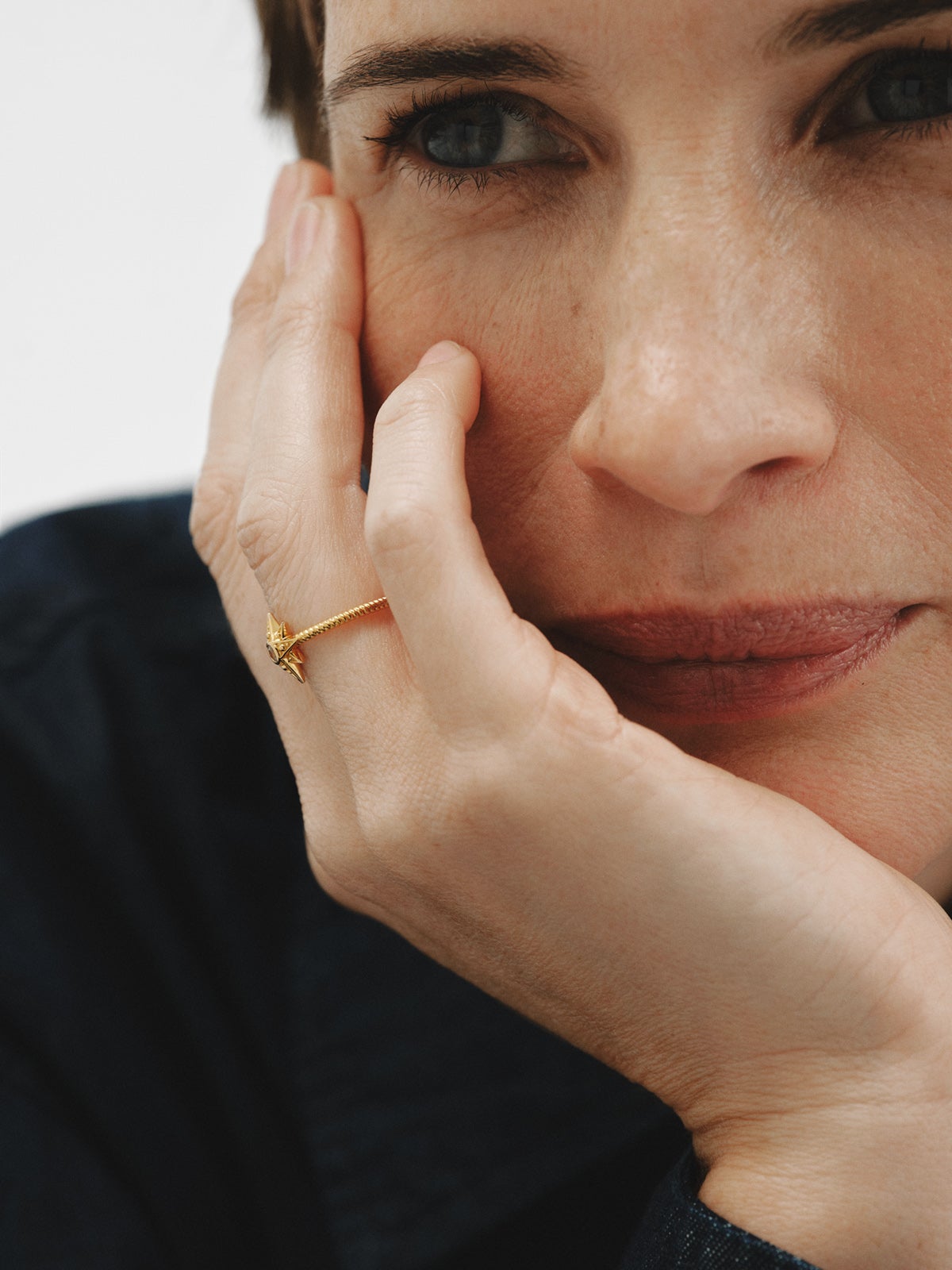 Anillo de plata 925 bañada en oro de 18K con topacio blanco y textura gallonada