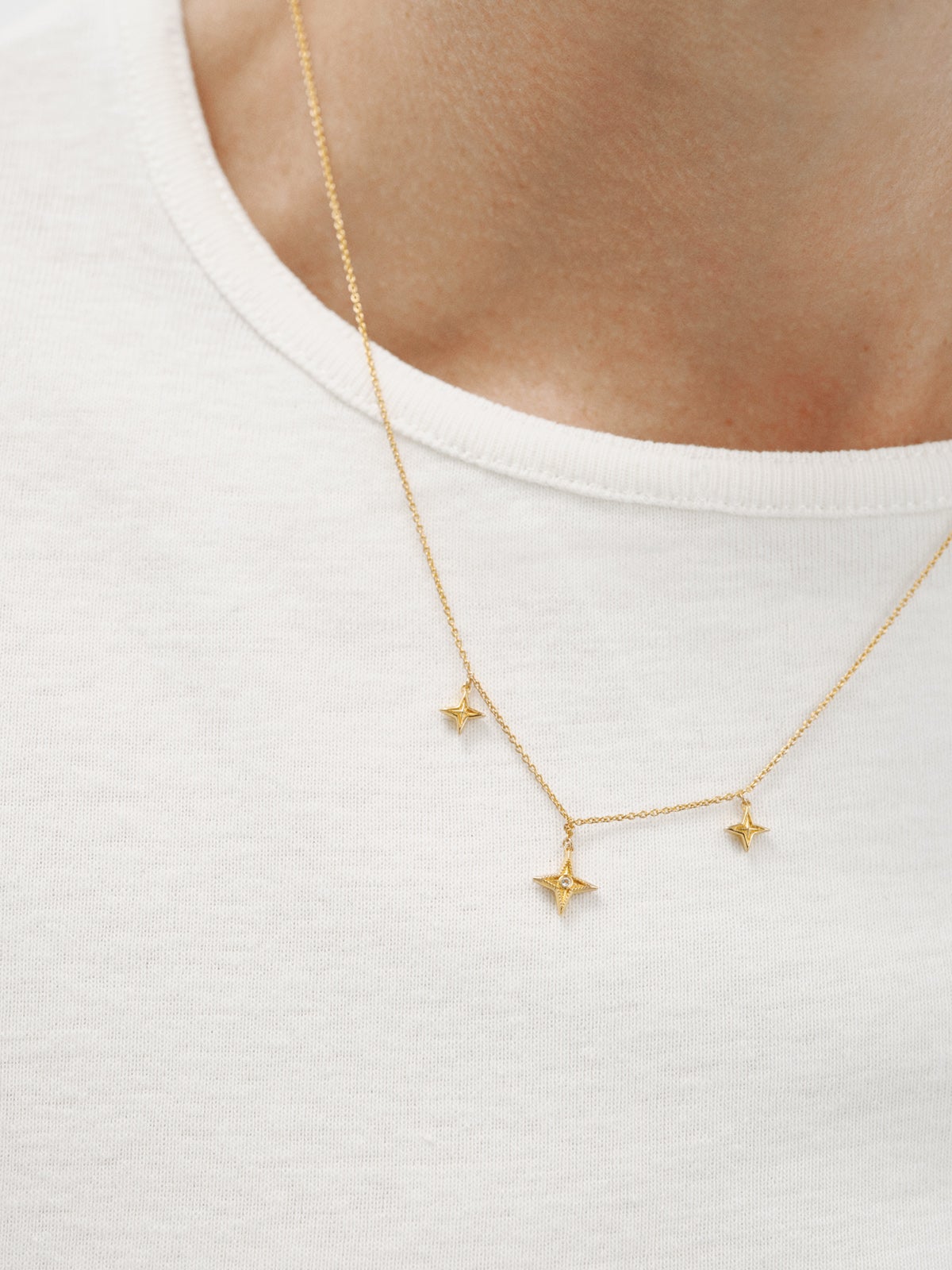 Collar de plata 925 bañada en oro amarillo de 18K con topacio blanco y estrellas