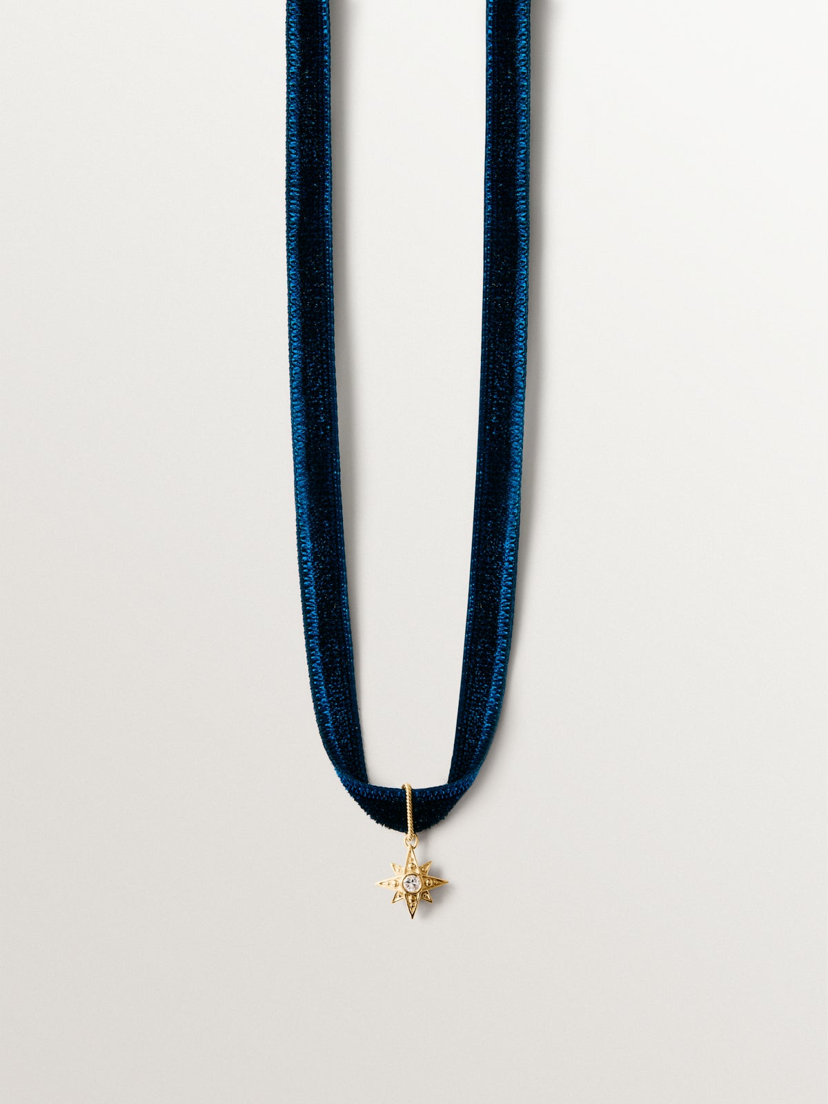 Collar de terciopelo con charm estrella de plata 925 bañada en oro amarillo de 18K y topacio blanco