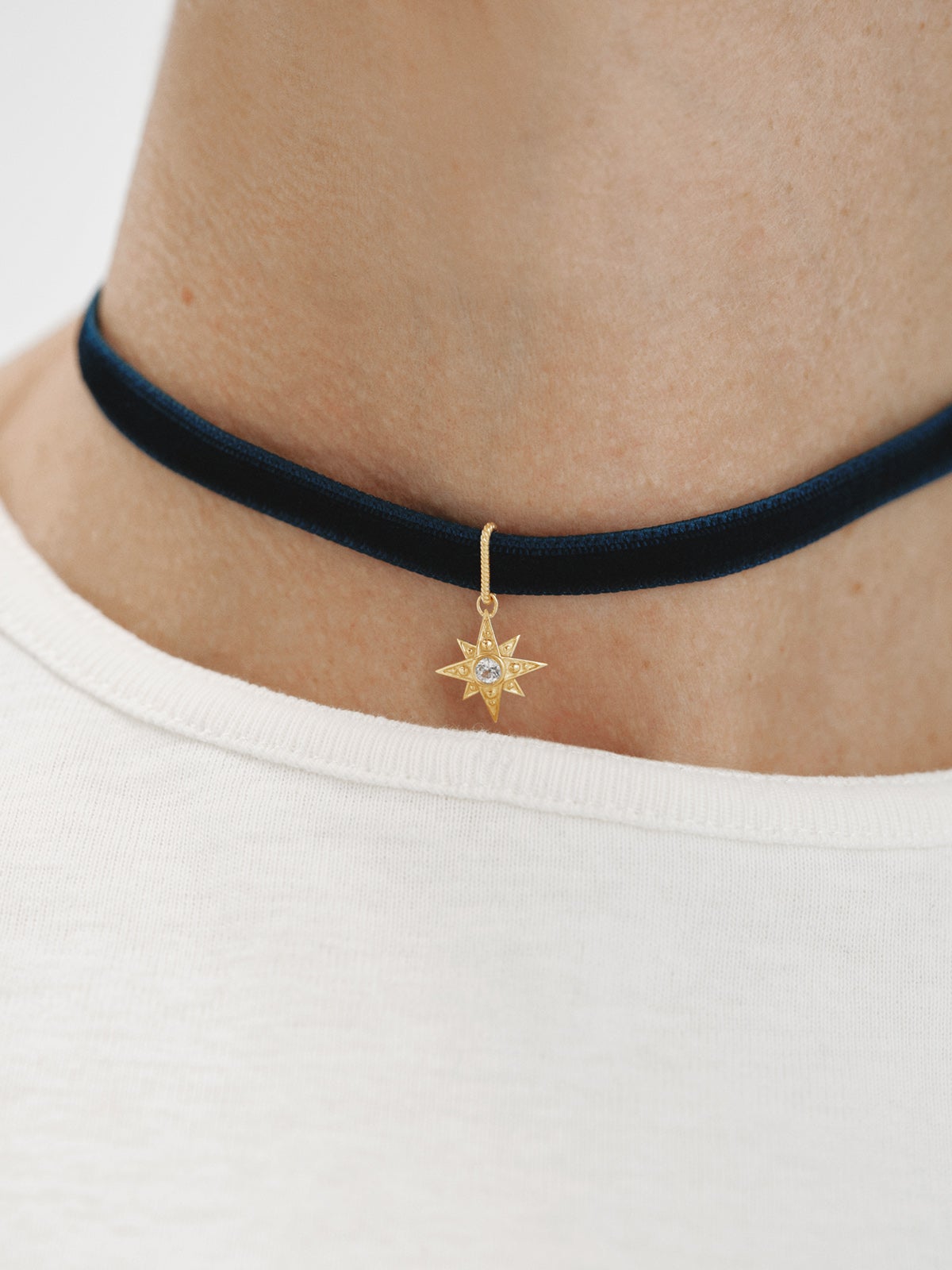 Collar de terciopelo con charm estrella de plata 925 bañada en oro amarillo de 18K y topacio blanco