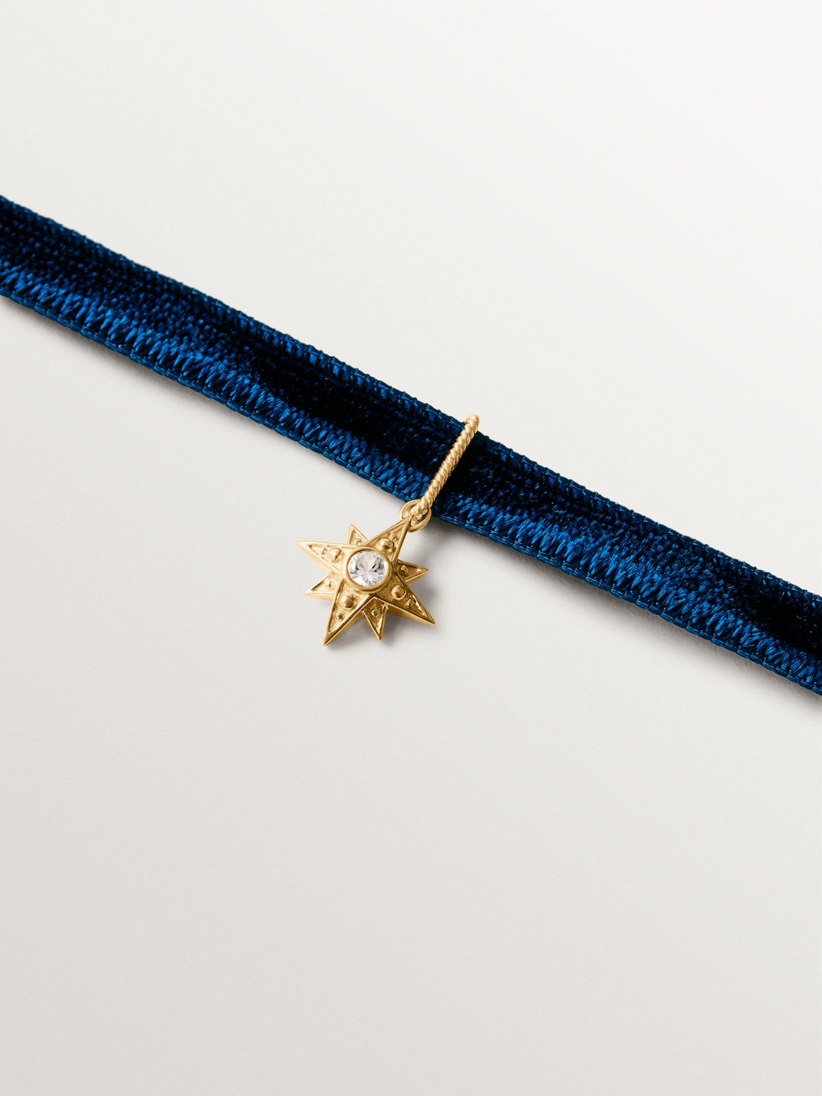 Collar de terciopelo con charm estrella de plata 925 bañada en oro amarillo de 18K y topacio blanco