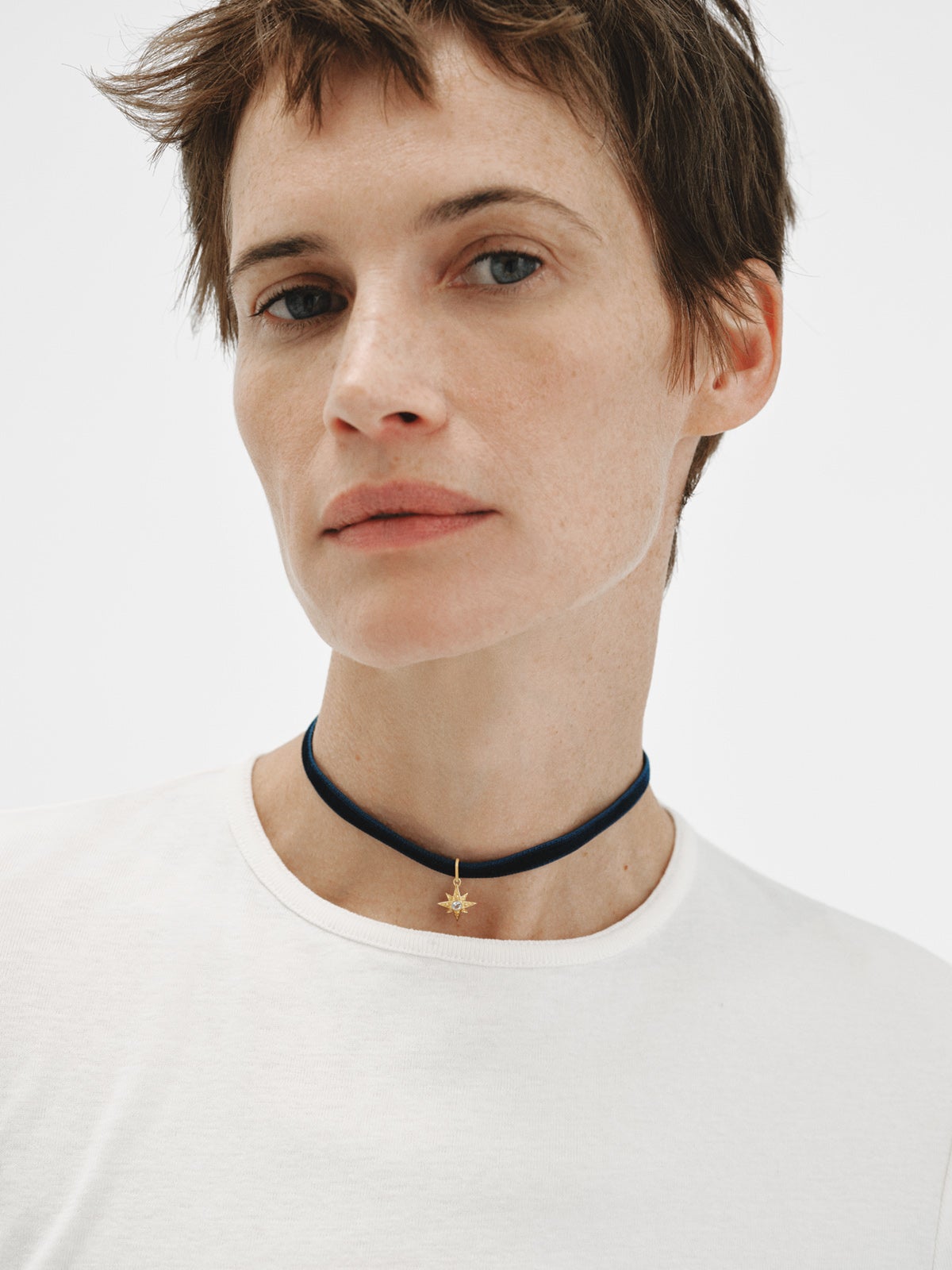 Collar de terciopelo con charm estrella de plata 925 bañada en oro amarillo de 18K y topacio blanco