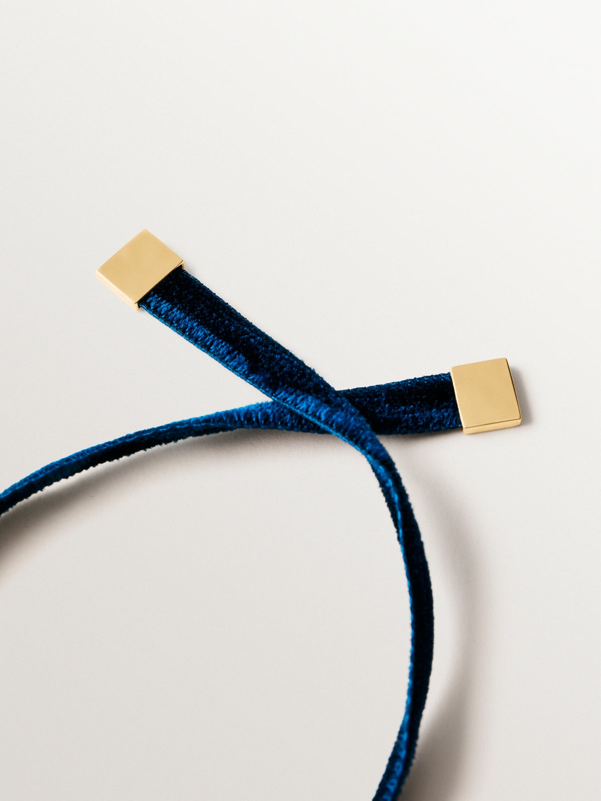 Collar de terciopelo con charm estrella de plata 925 bañada en oro amarillo de 18K y topacio blanco