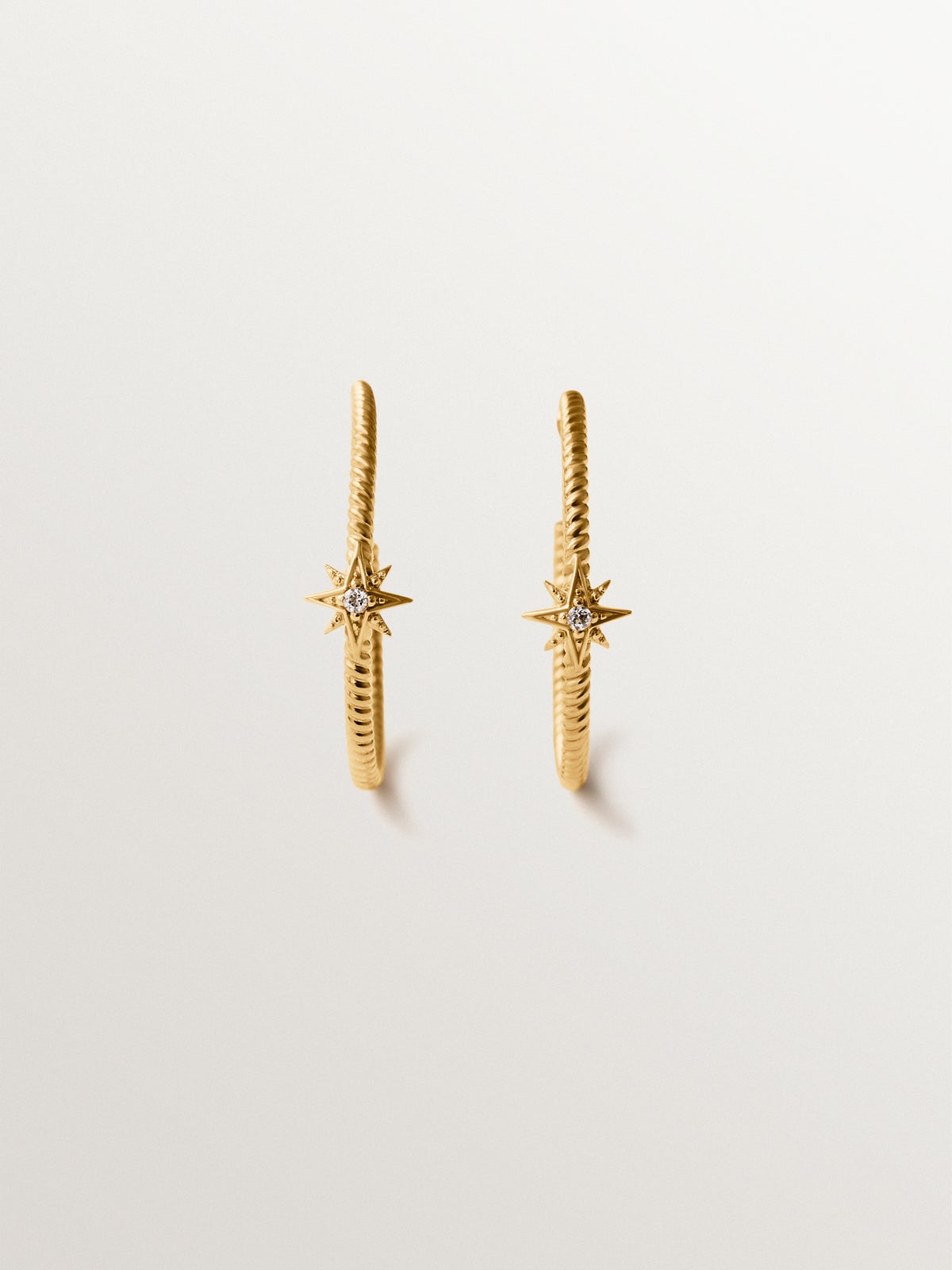 Pendientes de aro con textura gallonada de plata 925 bañada en oro de 18K con topacios blancos y estrellas
