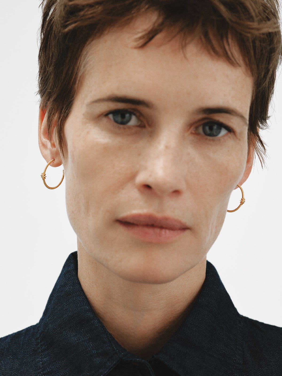 Pendientes de aro con textura gallonada de plata 925 bañada en oro de 18K con topacios blancos y estrellas