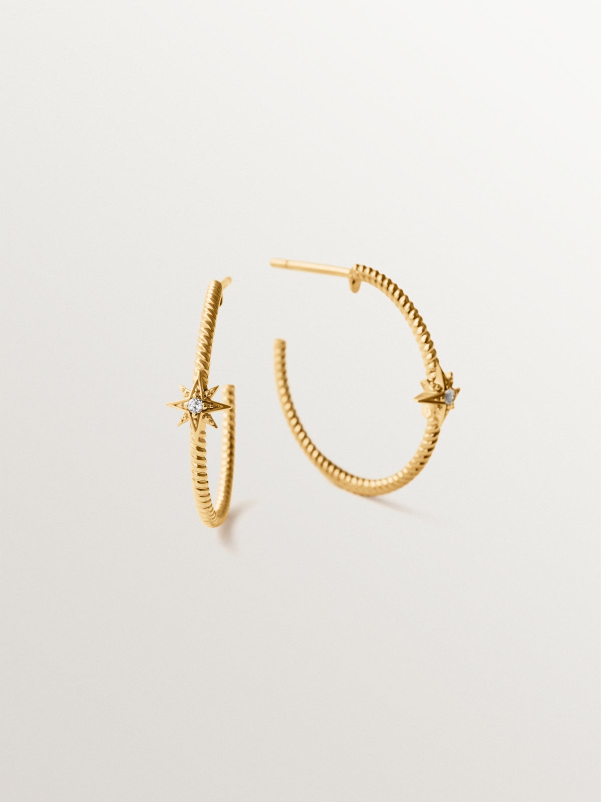 Pendientes de aro con textura gallonada de plata 925 bañada en oro de 18K con topacios blancos y estrellas