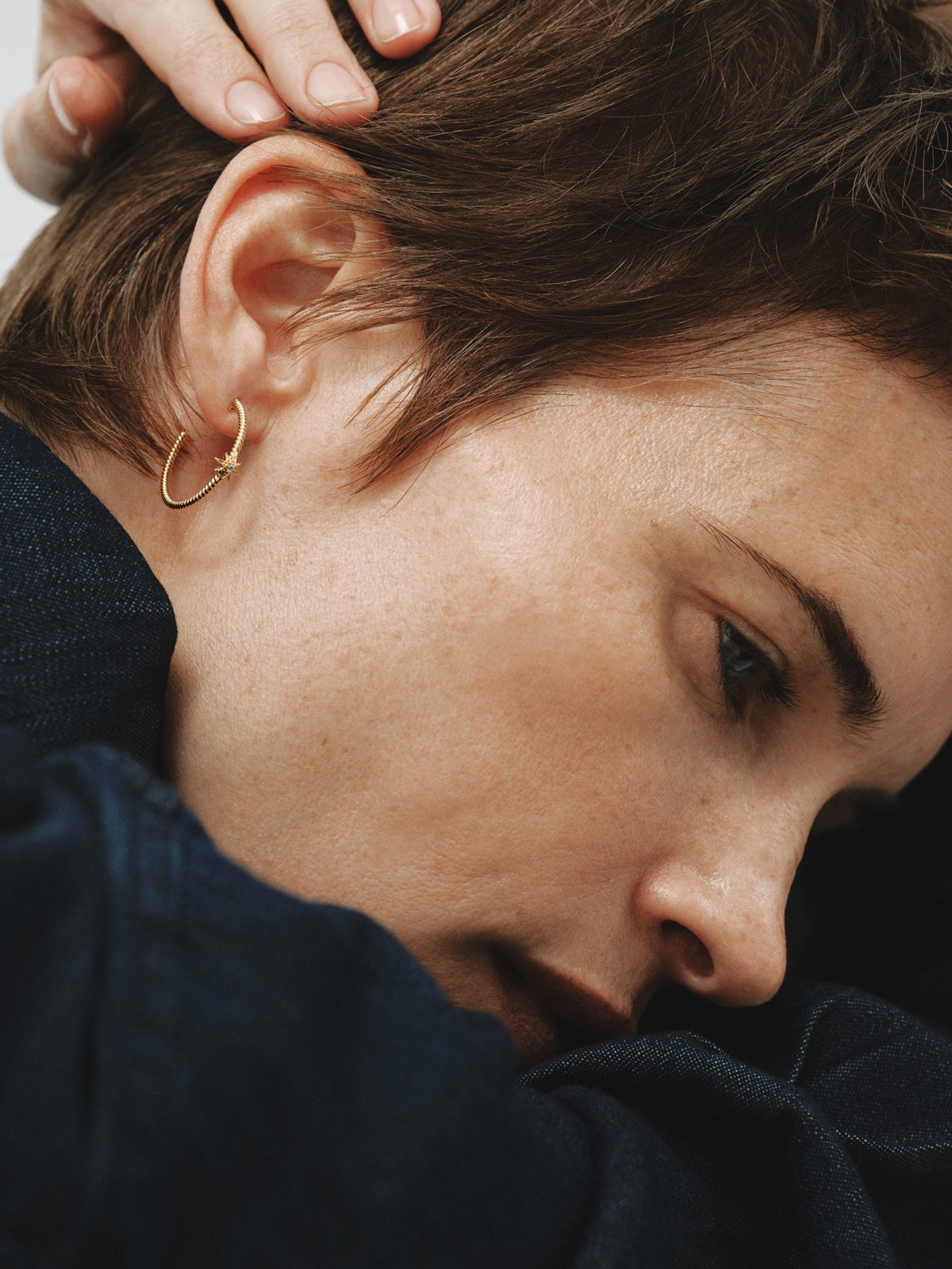 Pendientes de aro con textura gallonada de plata 925 bañada en oro de 18K con topacios blancos y estrellas