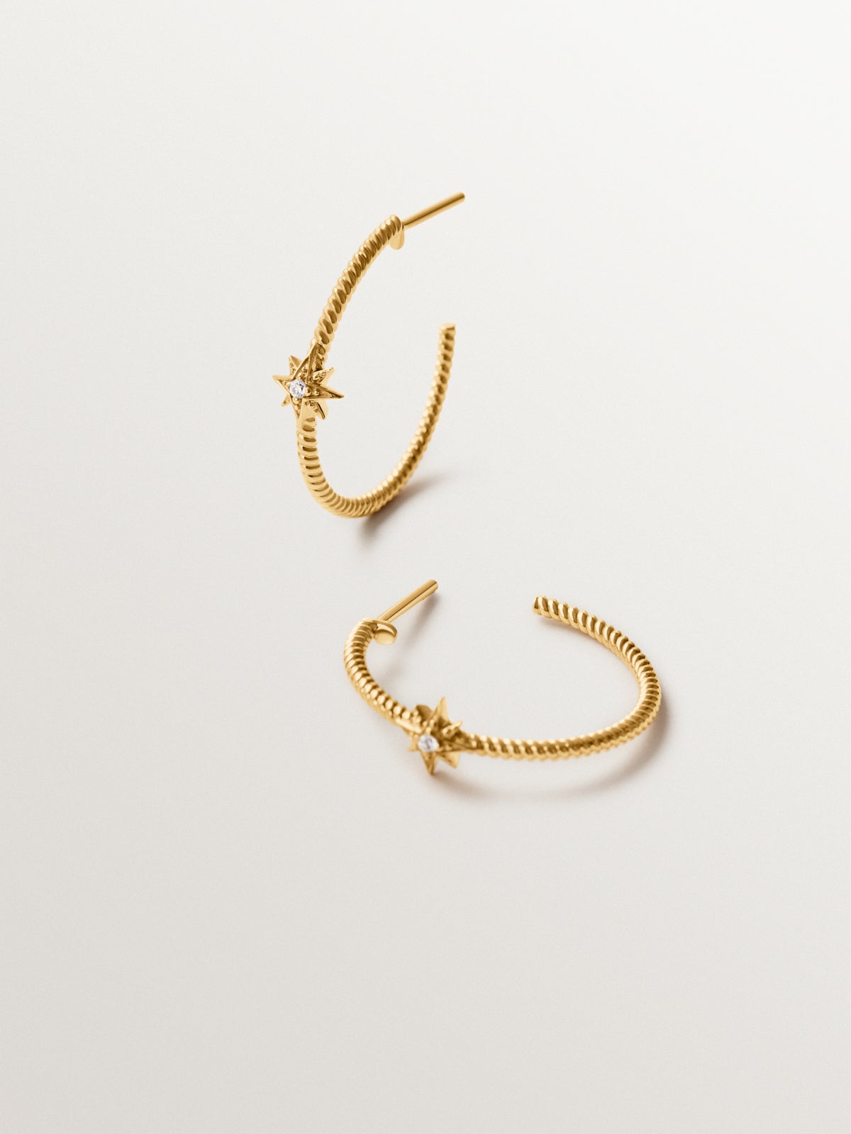 Pendientes de aro con textura gallonada de plata 925 bañada en oro de 18K con topacios blancos y estrellas