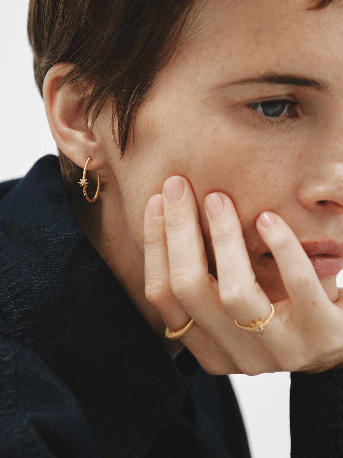 Pendientes de aro con textura gallonada de plata 925 bañada en oro de 18K con topacios blancos y estrellas