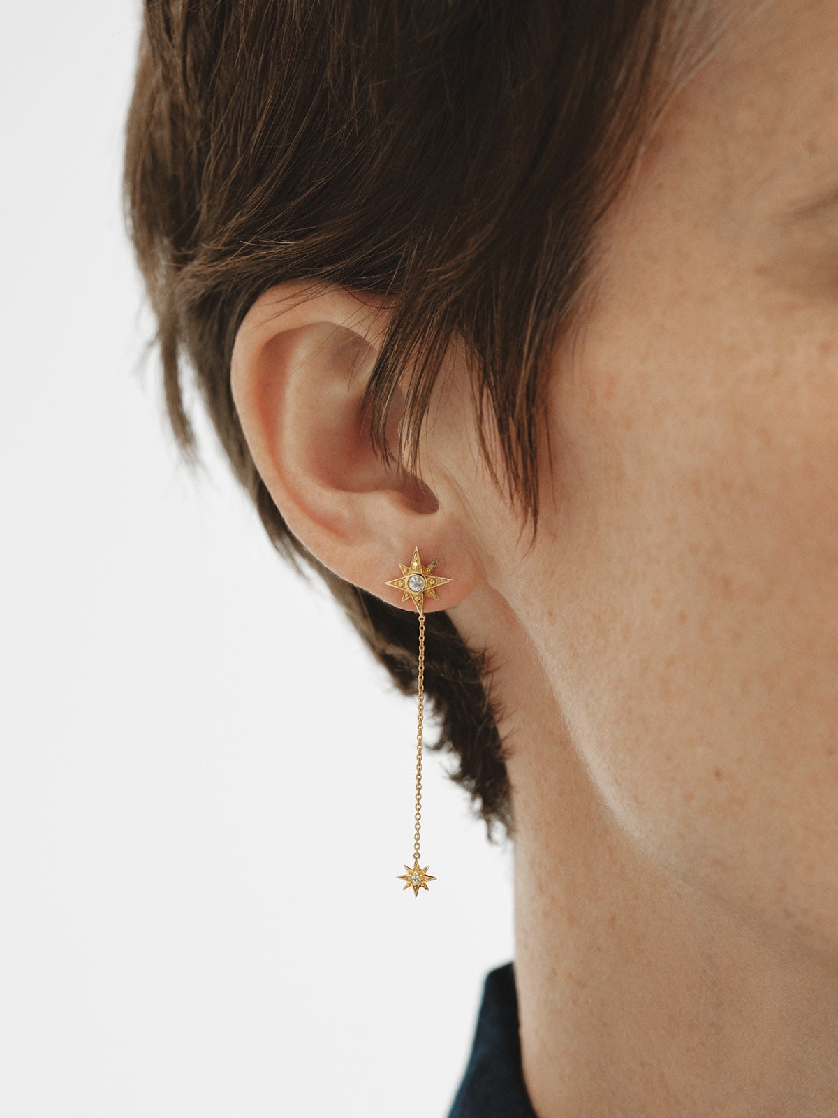 Pendiente individual largo de plata 925 bañada en oro amarillo de 18K con topacios blancos