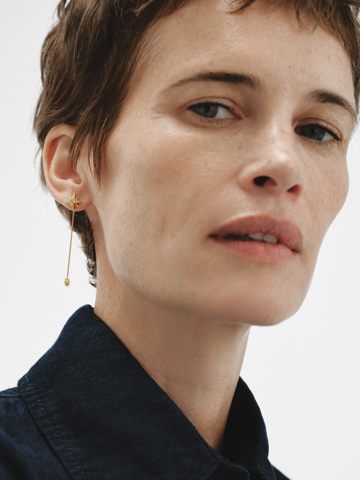 Pendiente individual largo de plata 925 bañada en oro amarillo de 18K con topacios blancos