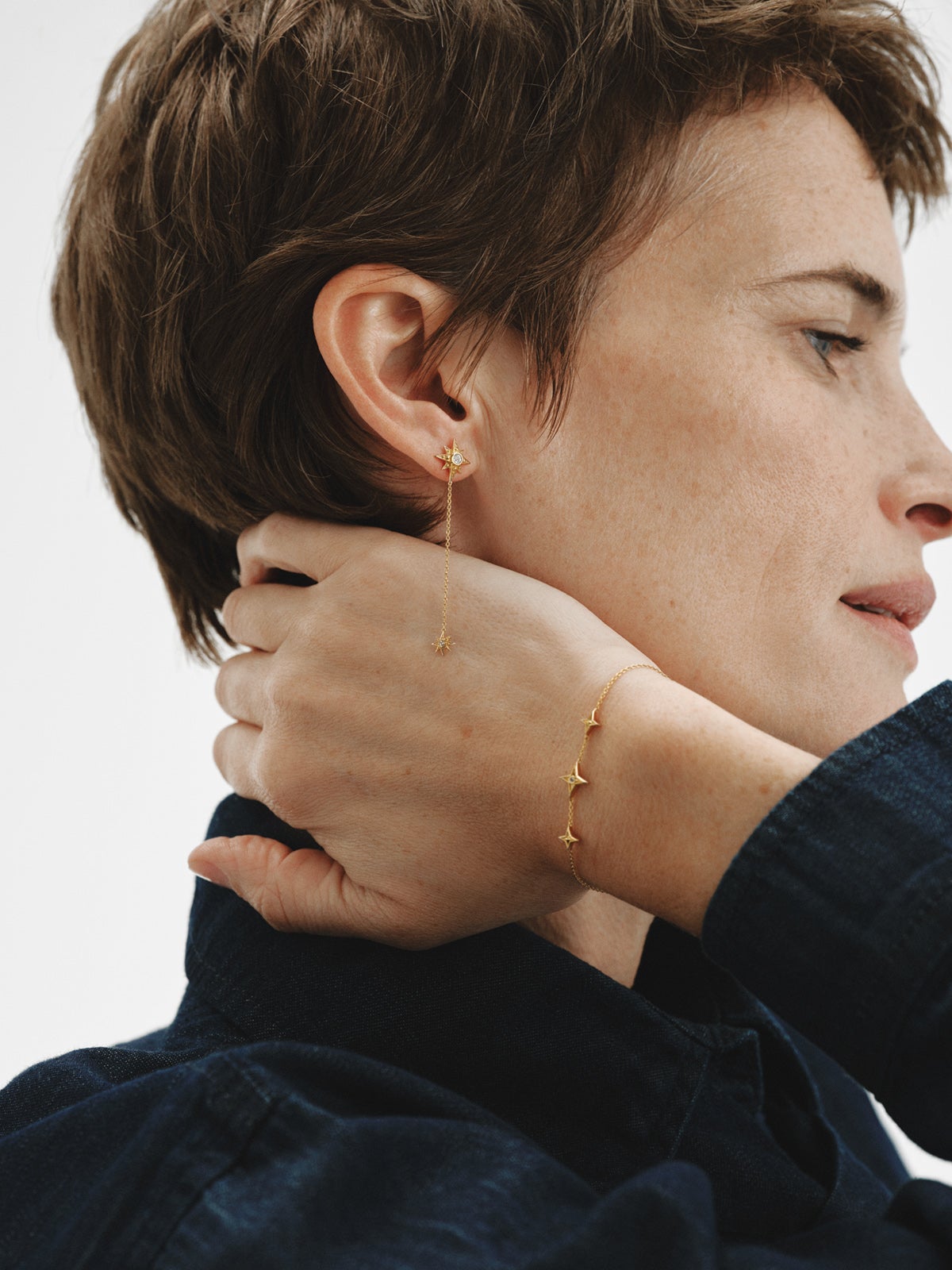 Pendiente individual largo de plata 925 bañada en oro amarillo de 18K con topacios blancos