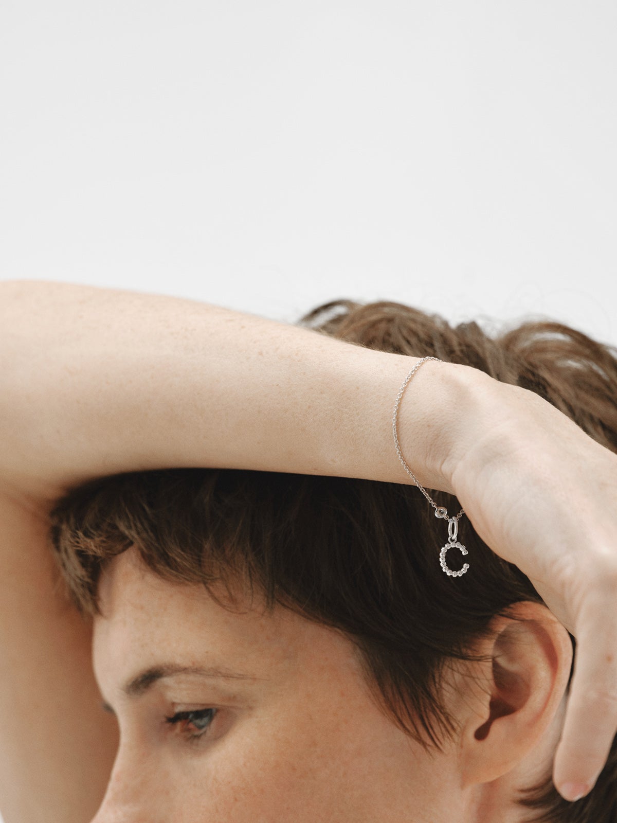 Charm de plata 925 con letra C y motivos de esferas