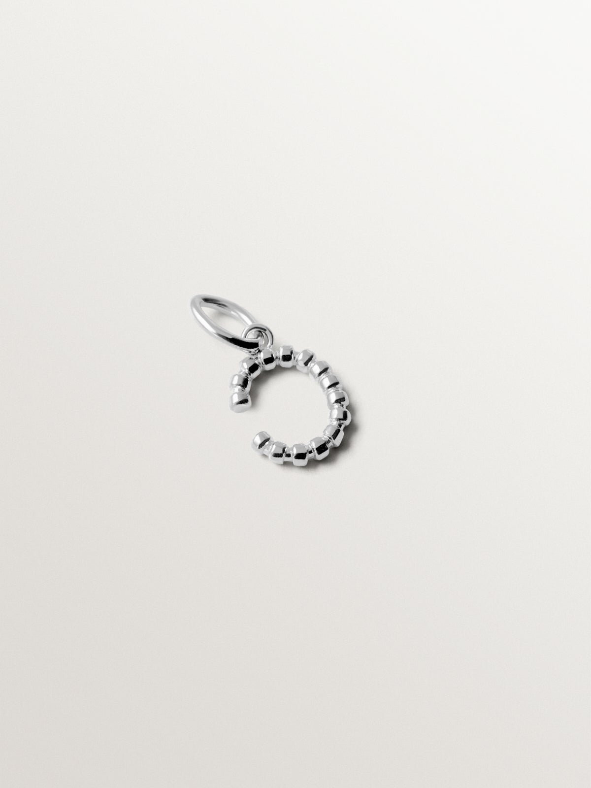 Charm de plata 925 con letra C y motivos de esferas