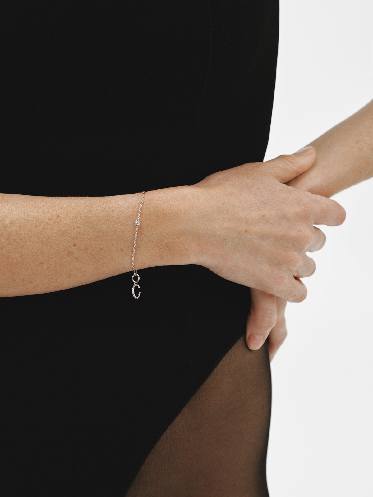 Charm de plata 925 con letra C y motivos de esferas