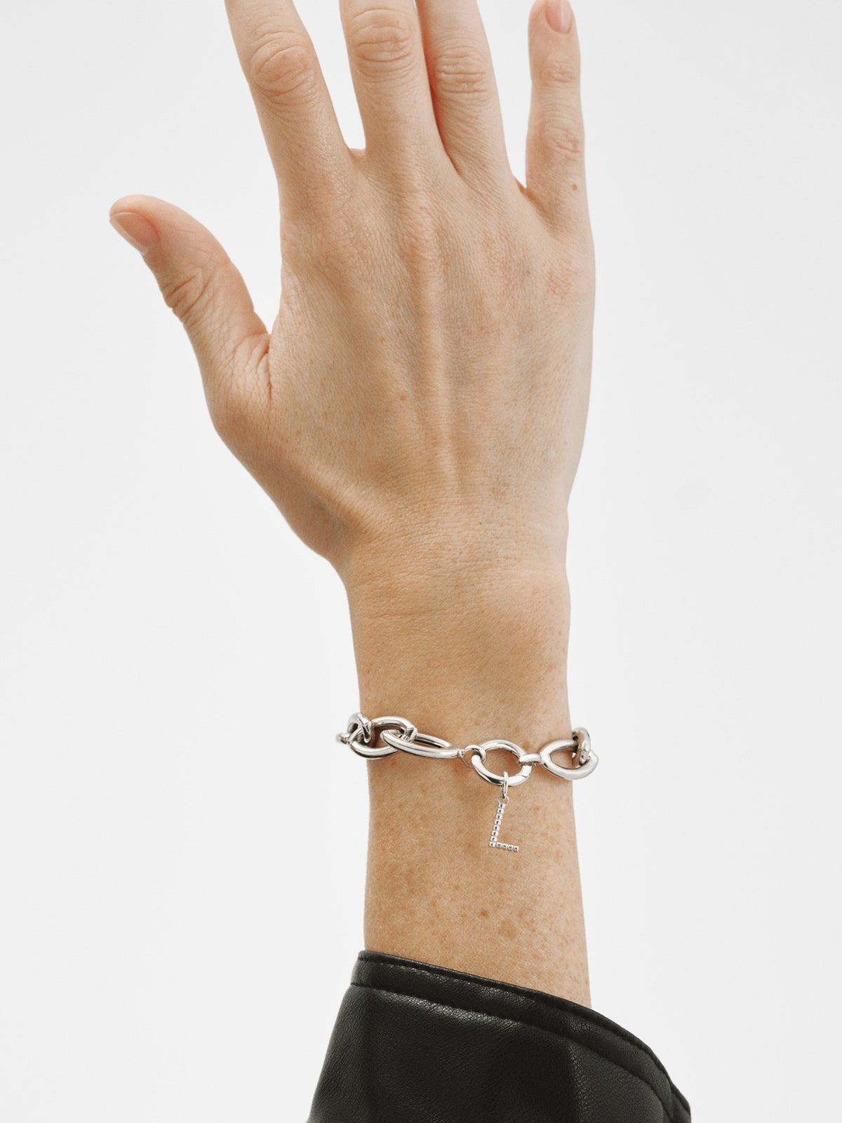 Charm de plata 925 con letra L y motivos de esferas