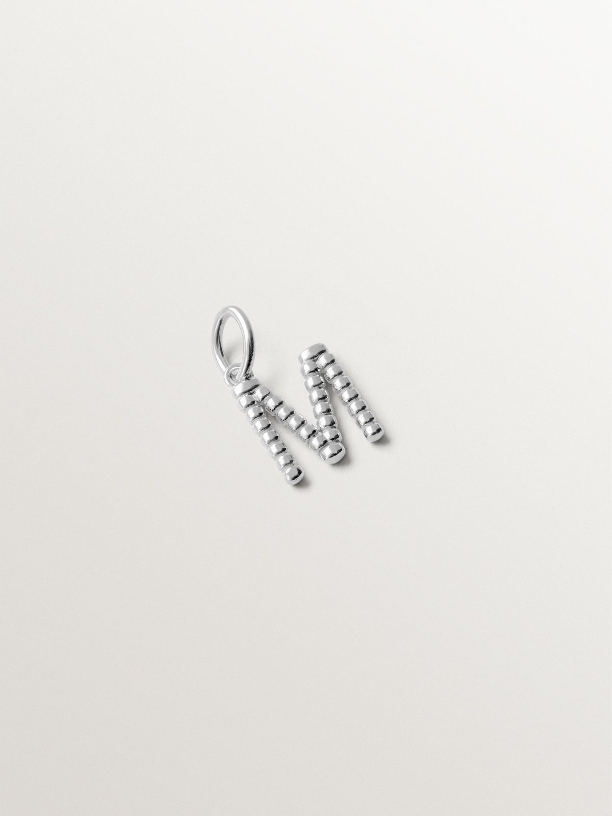 Charm de plata 925 con letra M y motivos de esferas