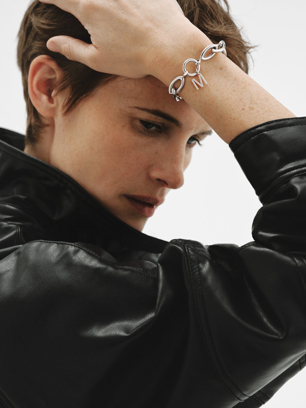 Charm de plata 925 con letra M y motivos de esferas