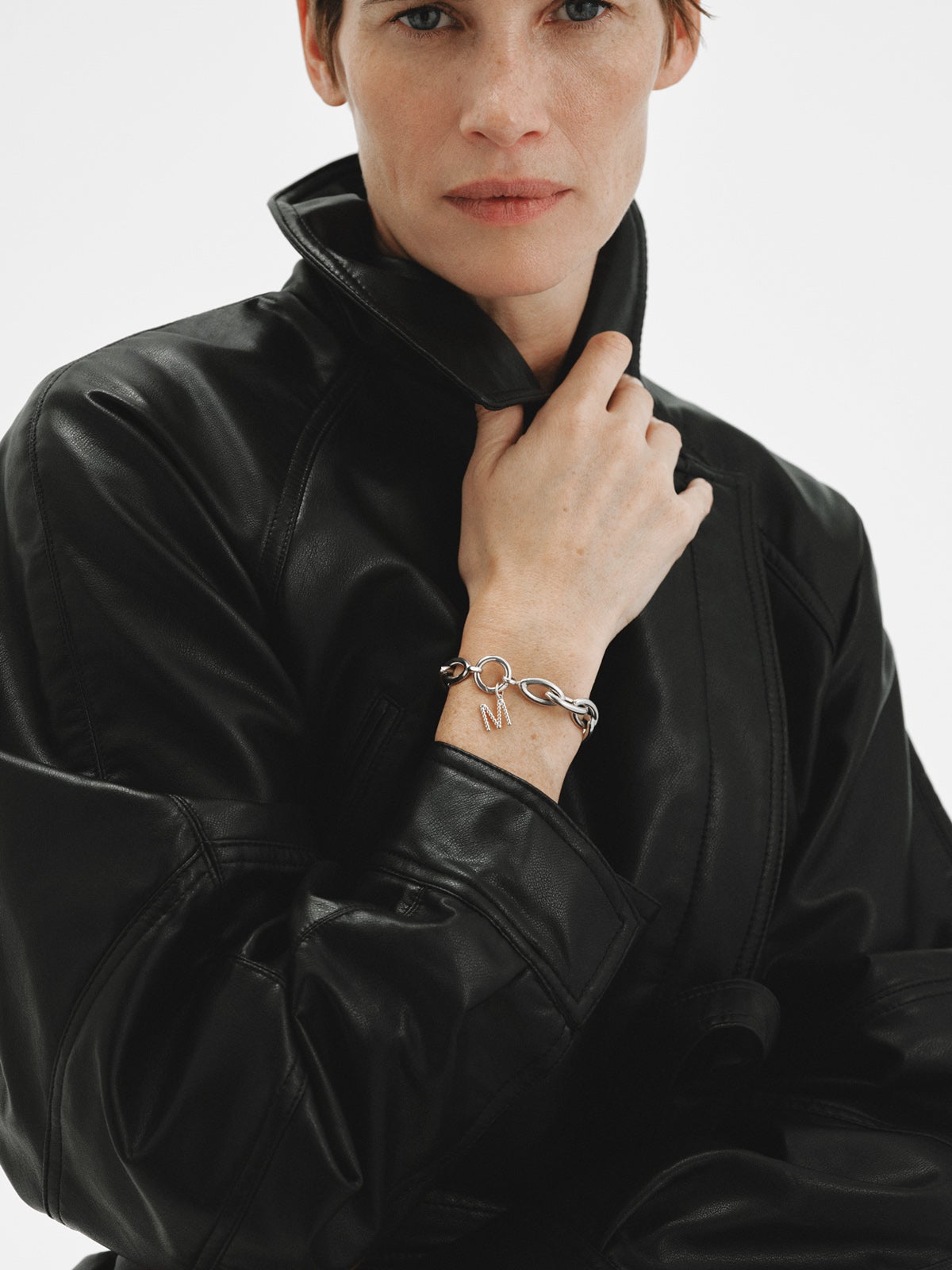 Charm de plata 925 con letra M y motivos de esferas