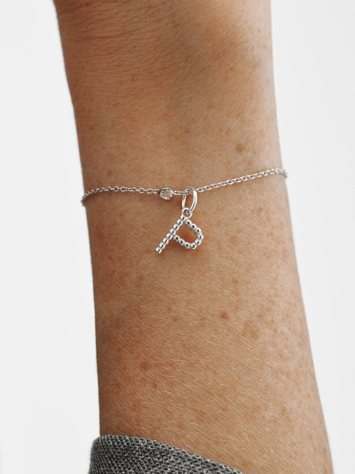 Charm de plata 925 con letra P y motivos de esferas