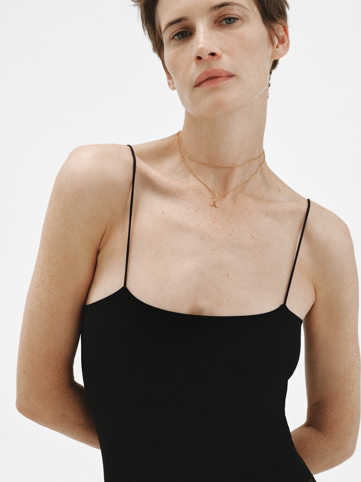 Charm de plata 925 bañada en oro amarillo de 18K con letra A y motivos de esferas