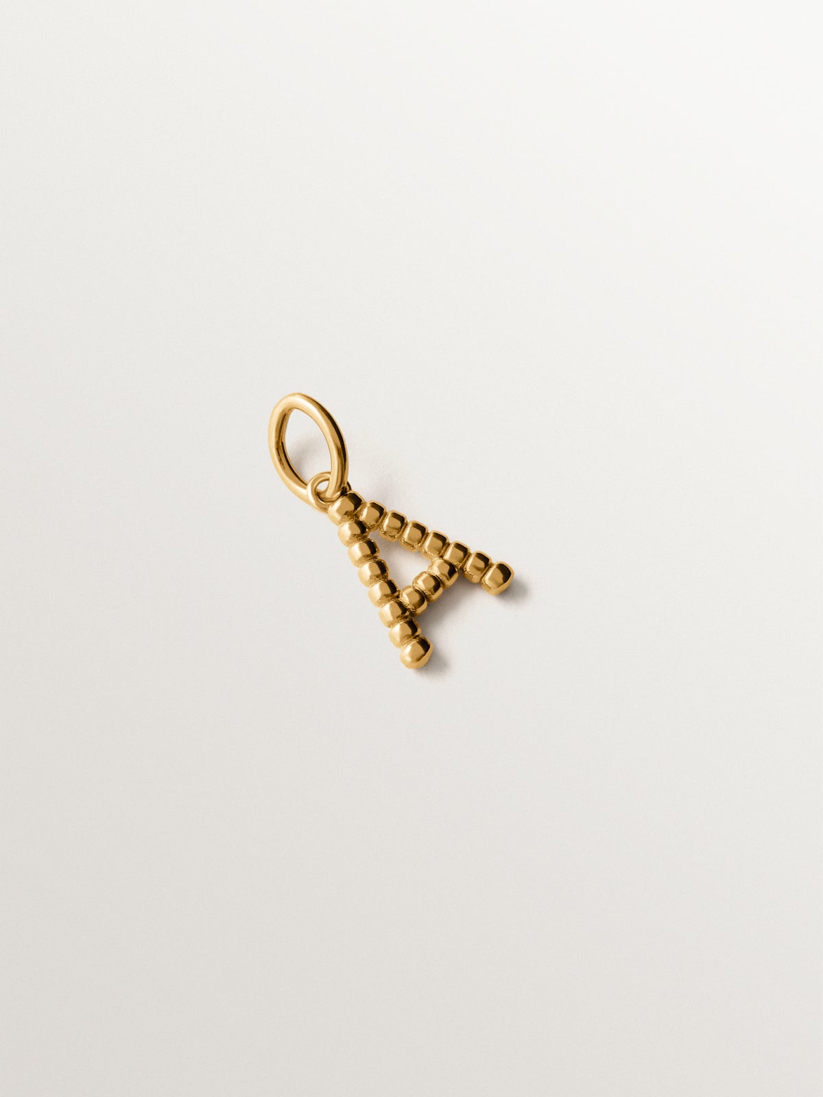 Charm de plata 925 bañada en oro amarillo de 18K con letra A y motivos de esferas