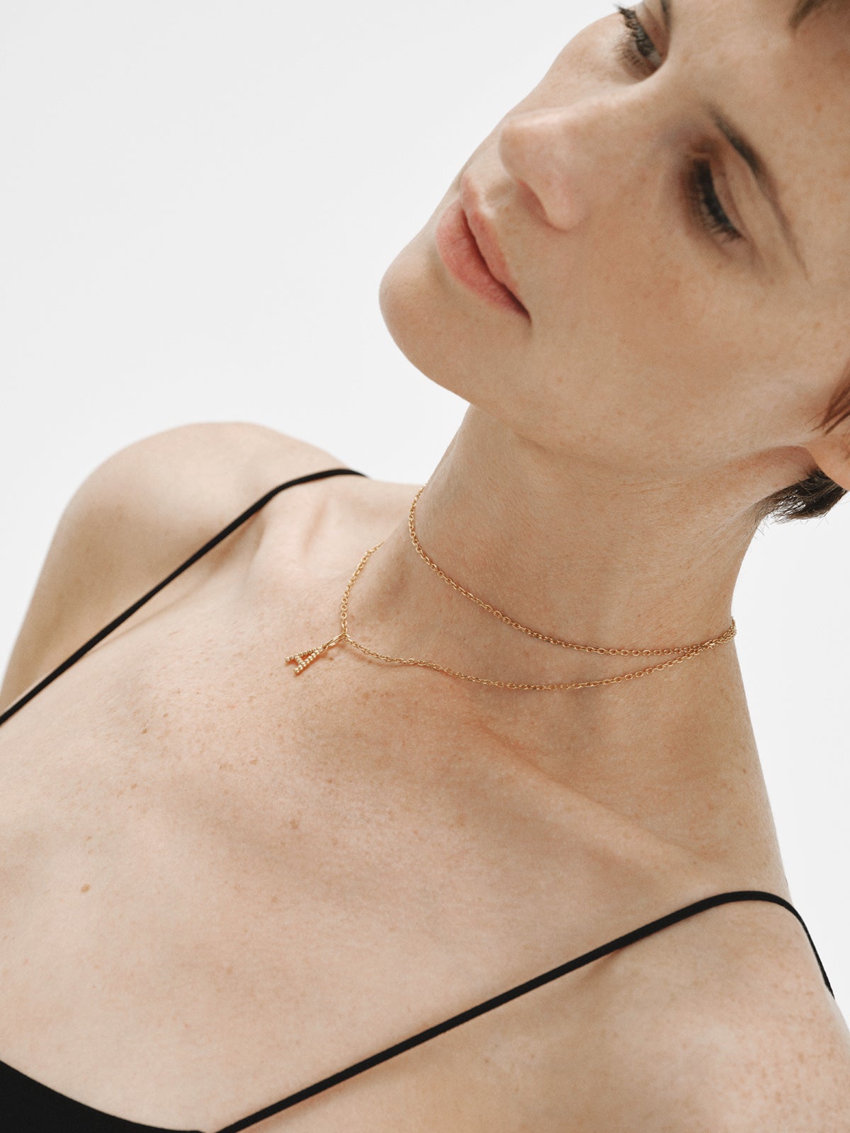 Charm de plata 925 bañada en oro amarillo de 18K con letra A y motivos de esferas