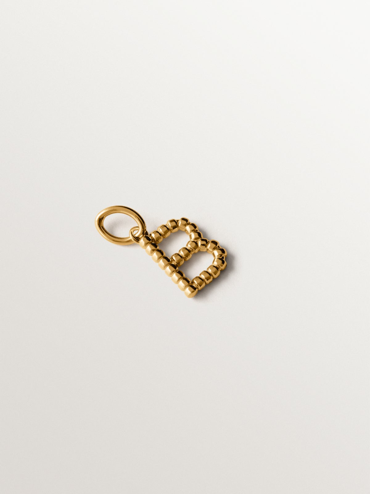 Charm de plata 925 bañada en oro amarillo de 18K con letra B y motivos de esferas