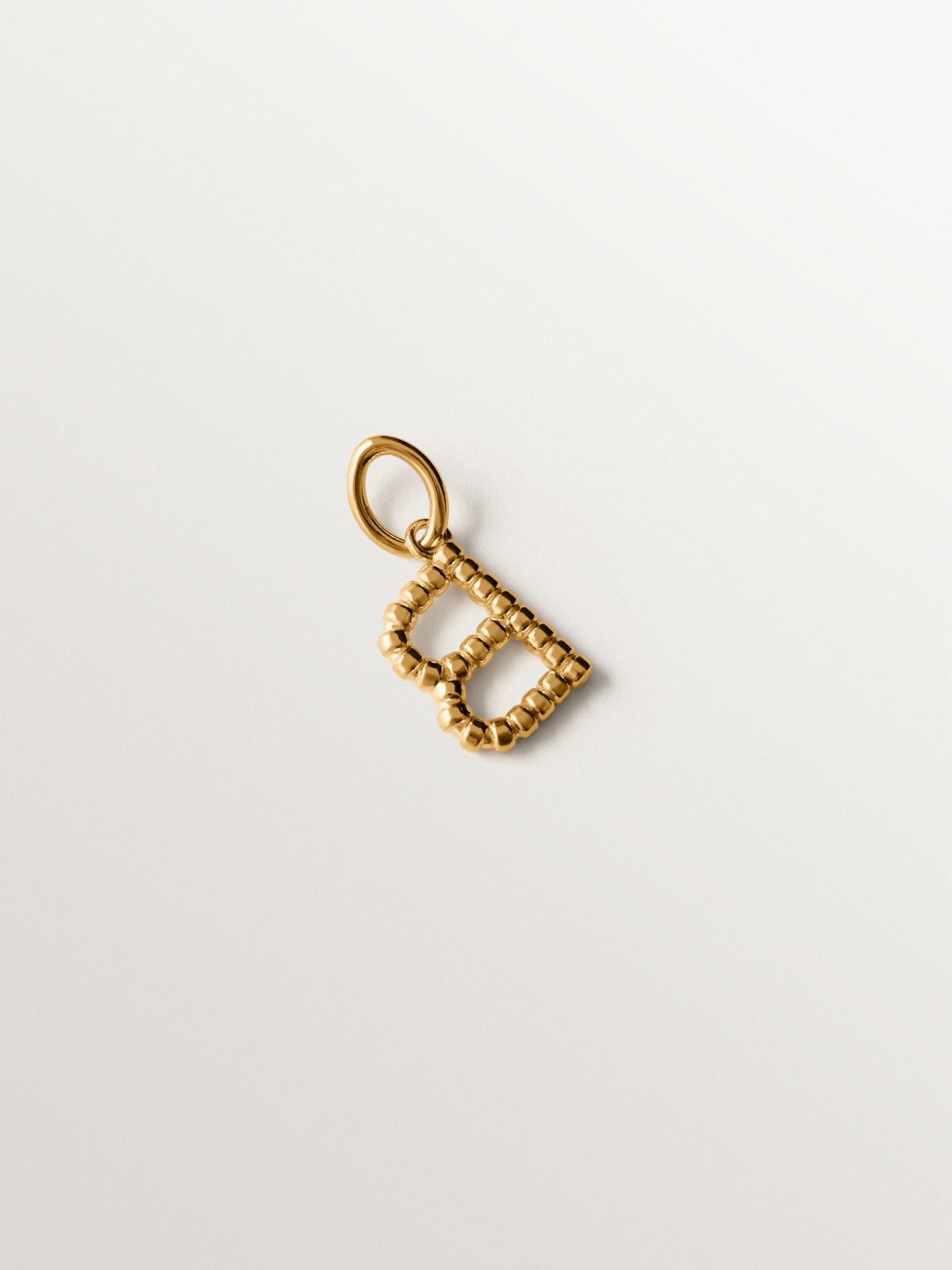 Charm de plata 925 bañada en oro amarillo de 18K con letra B y motivos de esferas