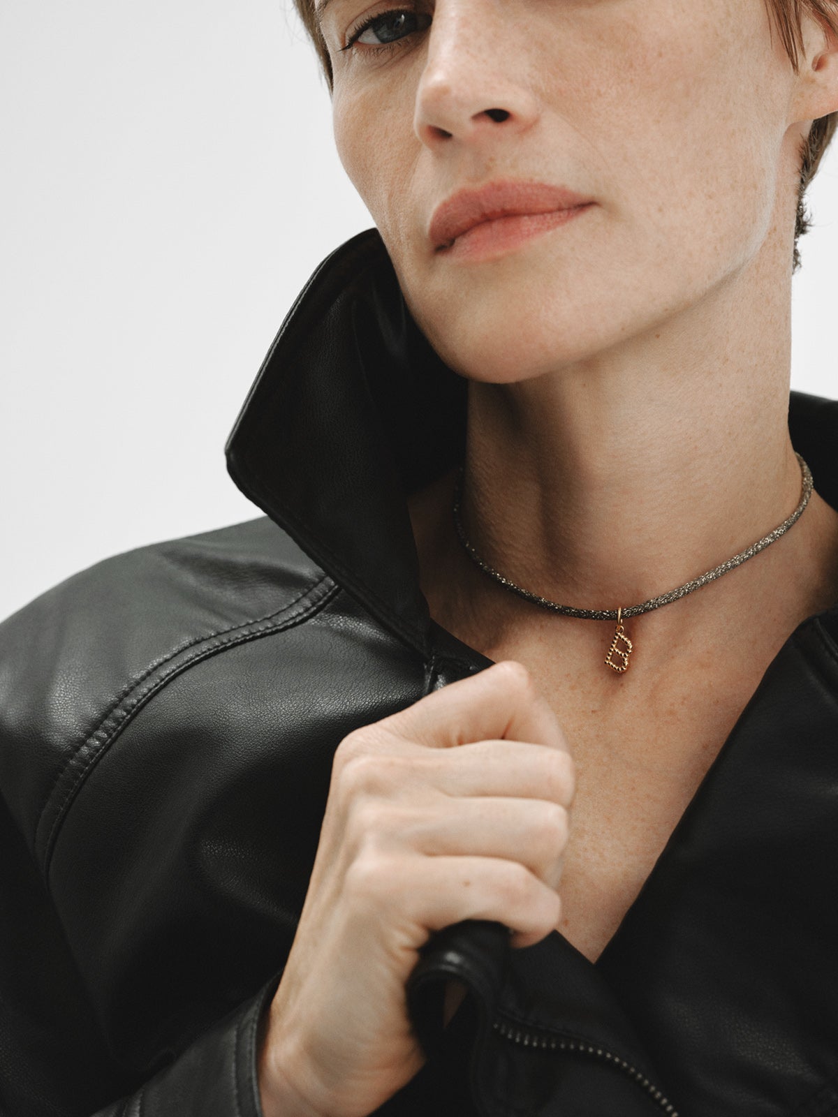 Charm de plata 925 bañada en oro amarillo de 18K con letra B y motivos de esferas