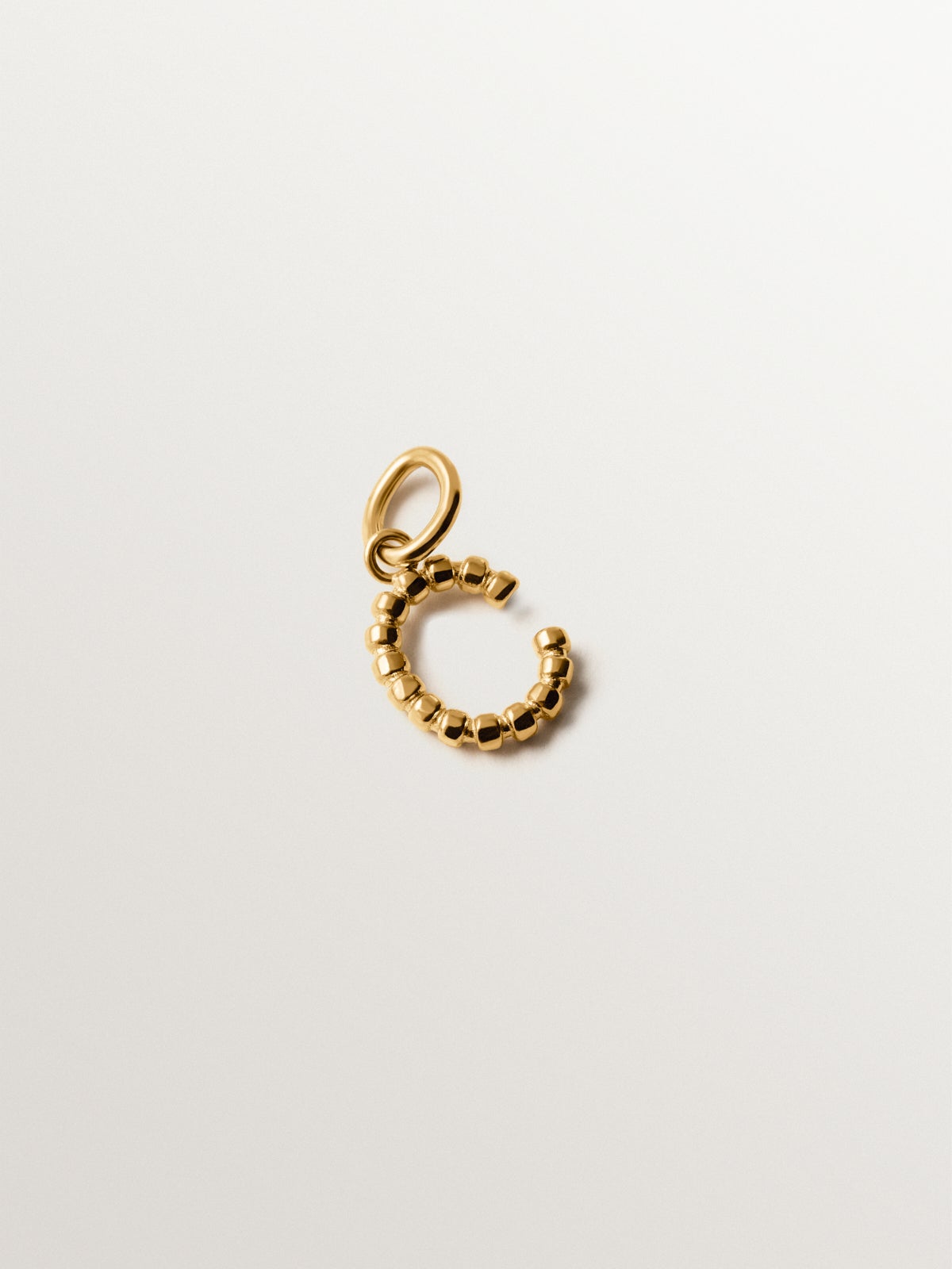 Charm de plata 925 bañada en oro amarillo de 18K con letra C y motivos de esferas