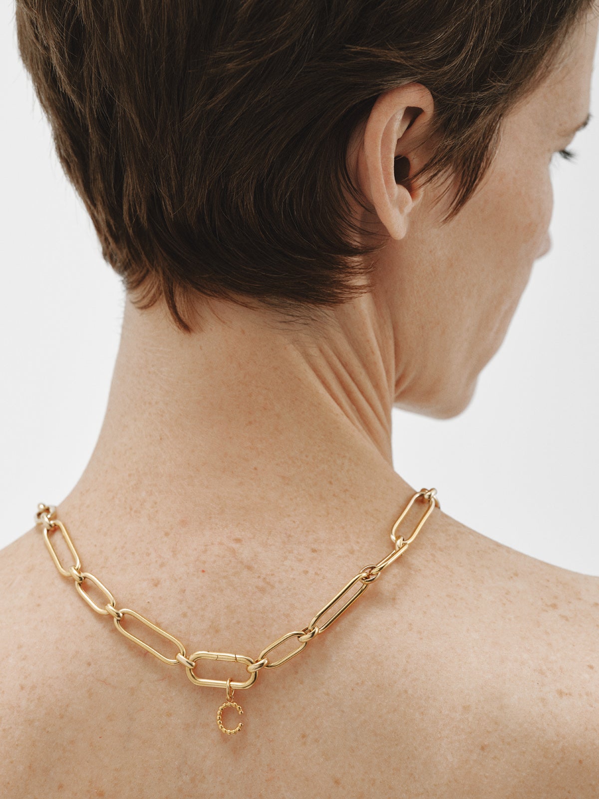 Charm de plata 925 bañada en oro amarillo de 18K con letra C y motivos de esferas