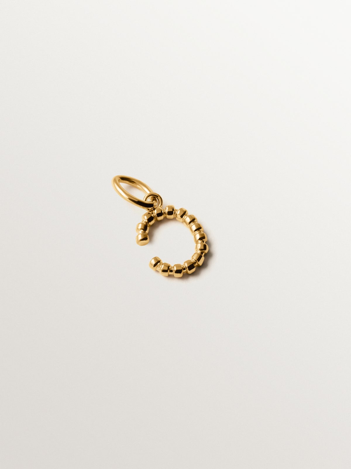Charm de plata 925 bañada en oro amarillo de 18K con letra C y motivos de esferas