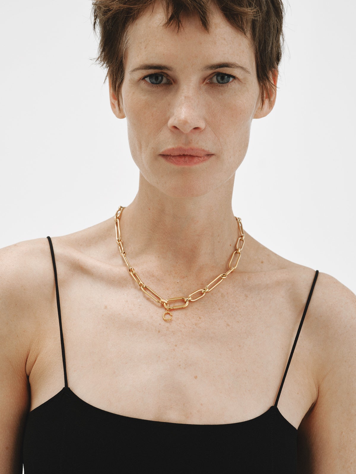 Charm de plata 925 bañada en oro amarillo de 18K con letra C y motivos de esferas