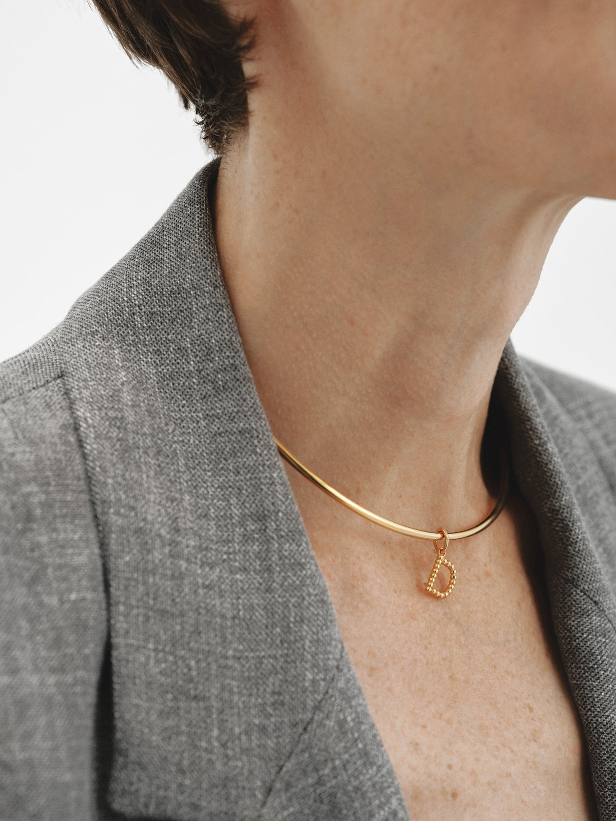 Charm de plata 925 bañada en oro amarillo de 18K con letra D y motivos de esferas