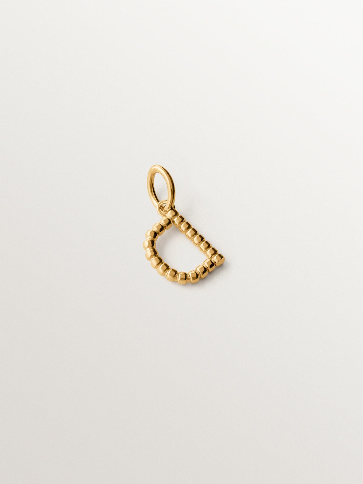 Charm de plata 925 bañada en oro amarillo de 18K con letra D y motivos de esferas