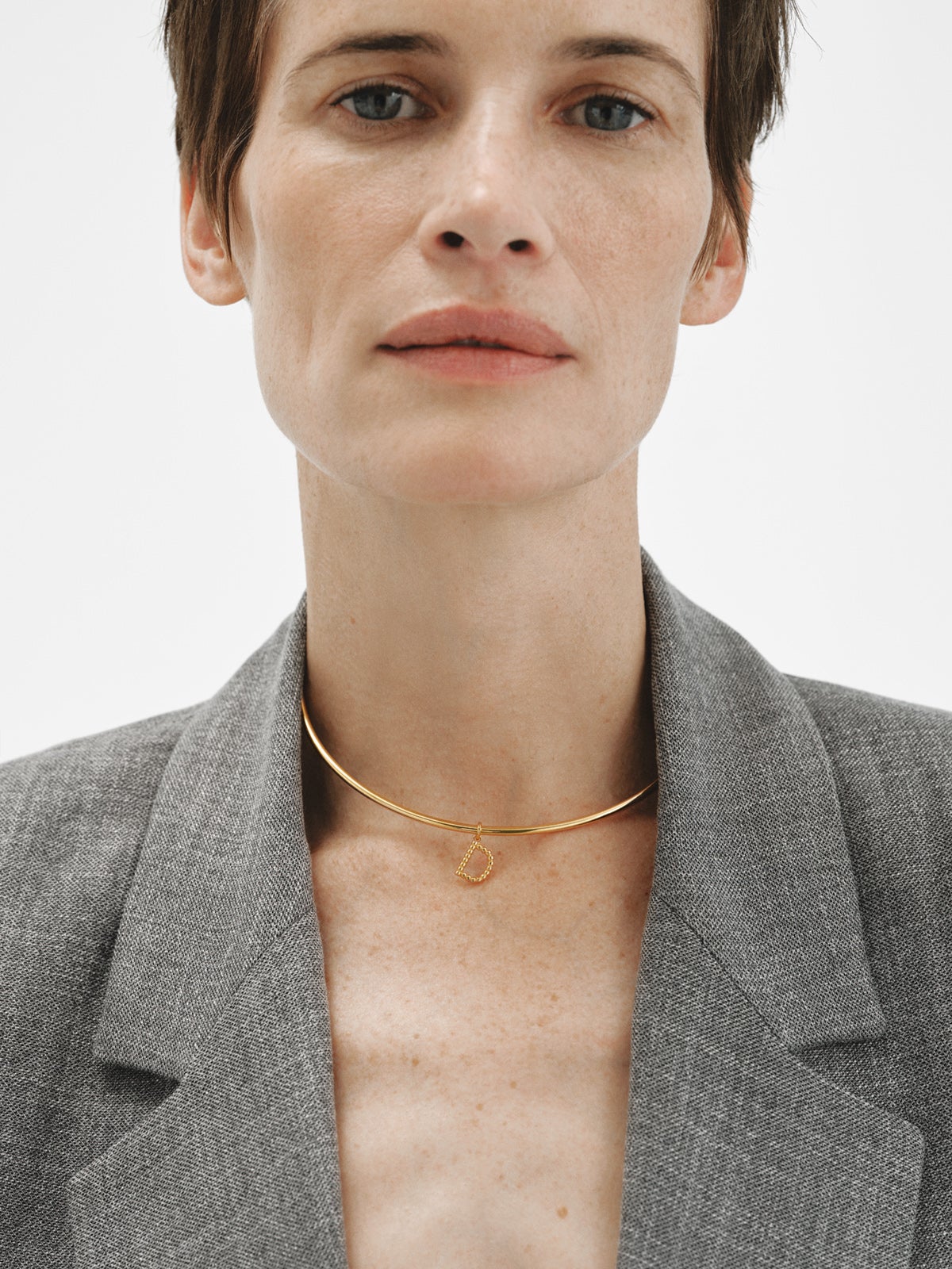 Charm de plata 925 bañada en oro amarillo de 18K con letra D y motivos de esferas