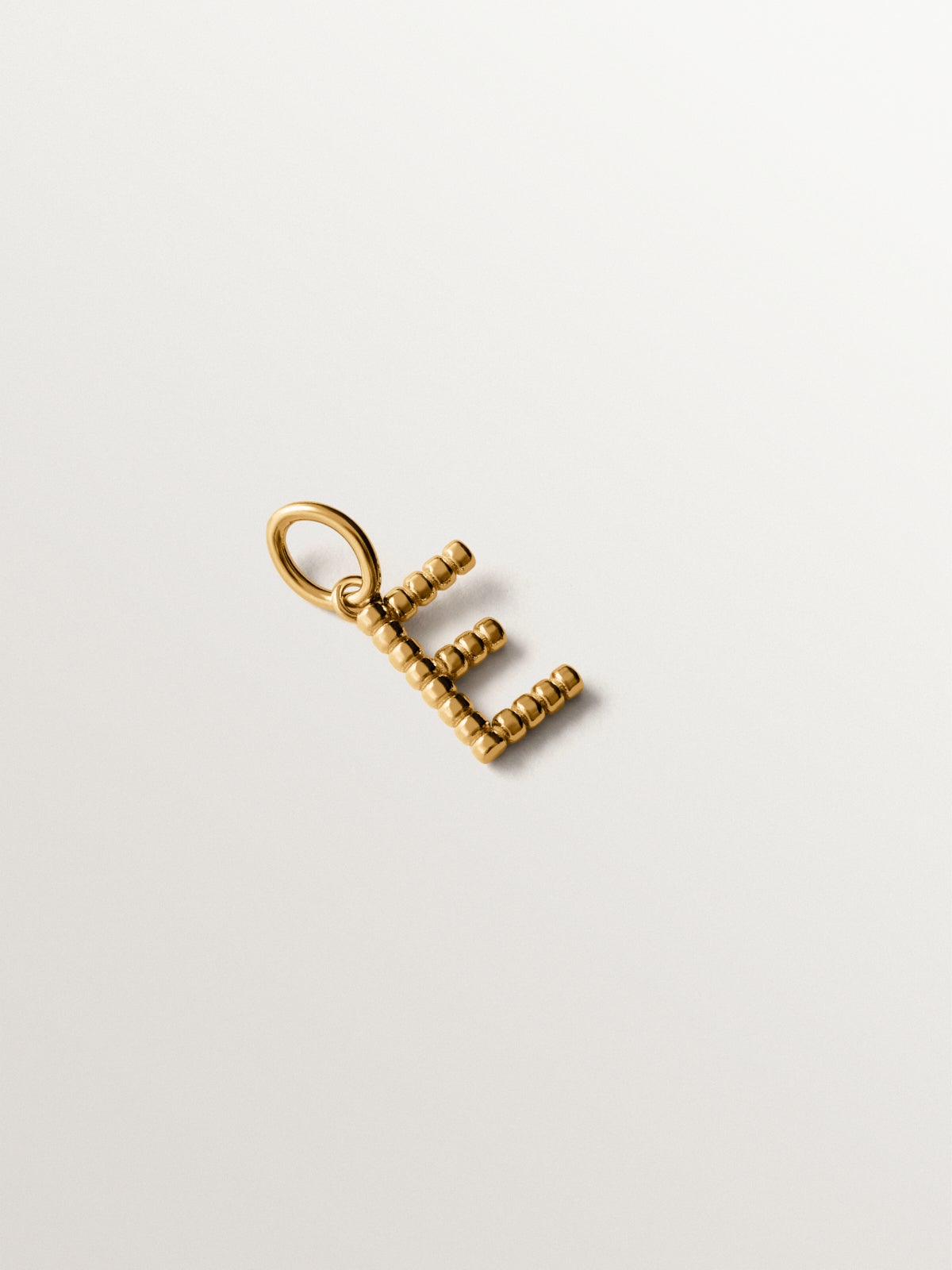 Charm de plata 925 bañada en oro amarillo de 18K con letra E y motivos de esferas