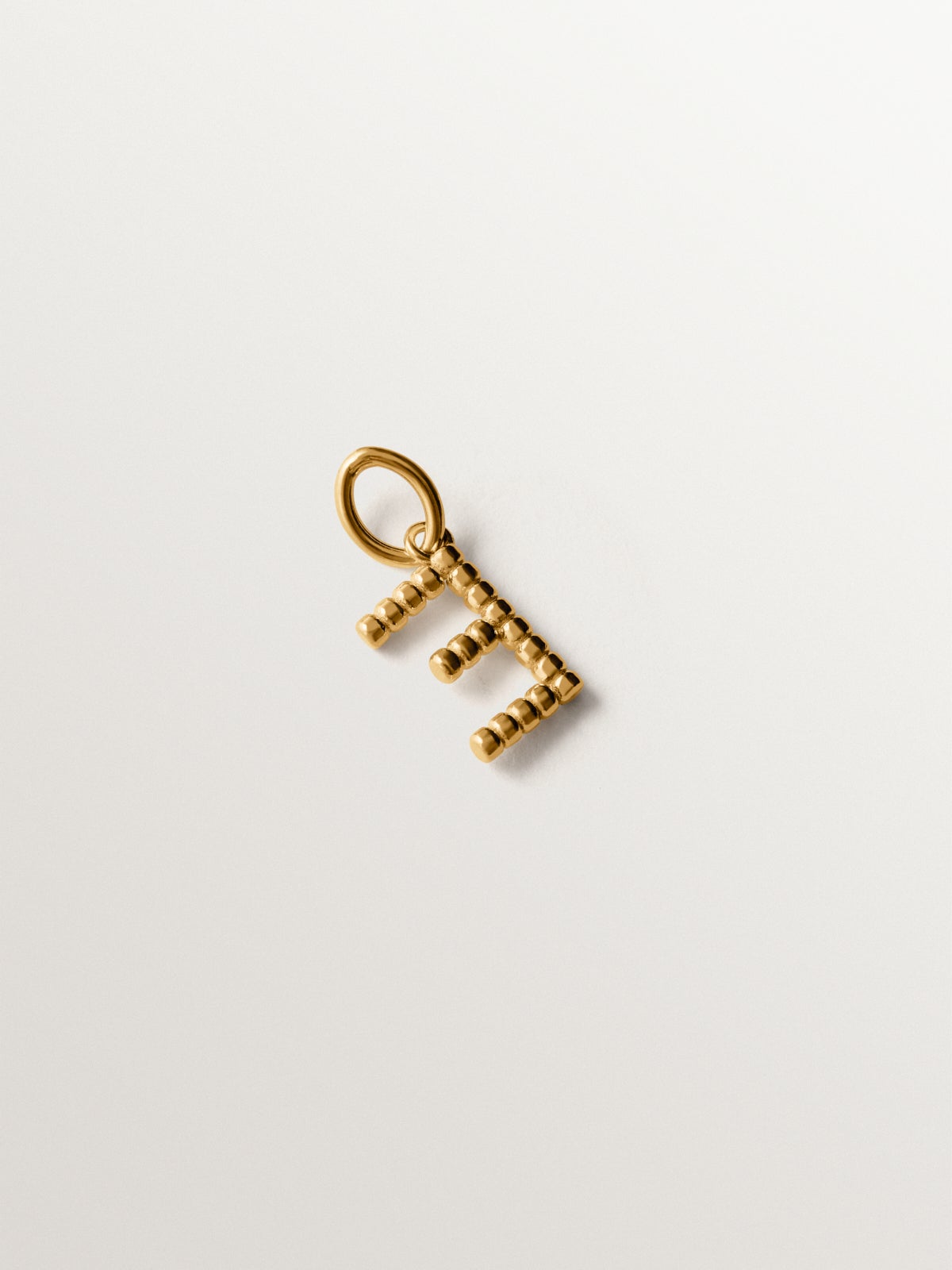 Charm de plata 925 bañada en oro amarillo de 18K con letra E y motivos de esferas