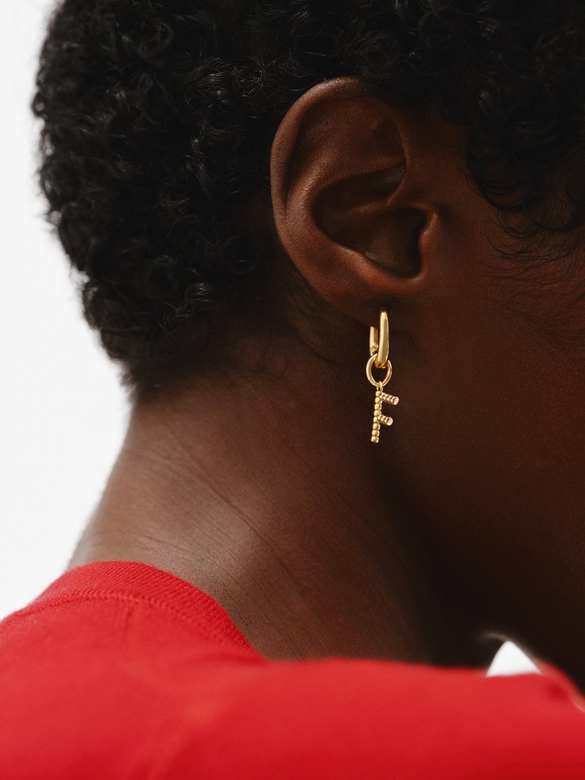 Charm de plata 925 bañada en oro amarillo de 18K con letra F y motivos de esferas