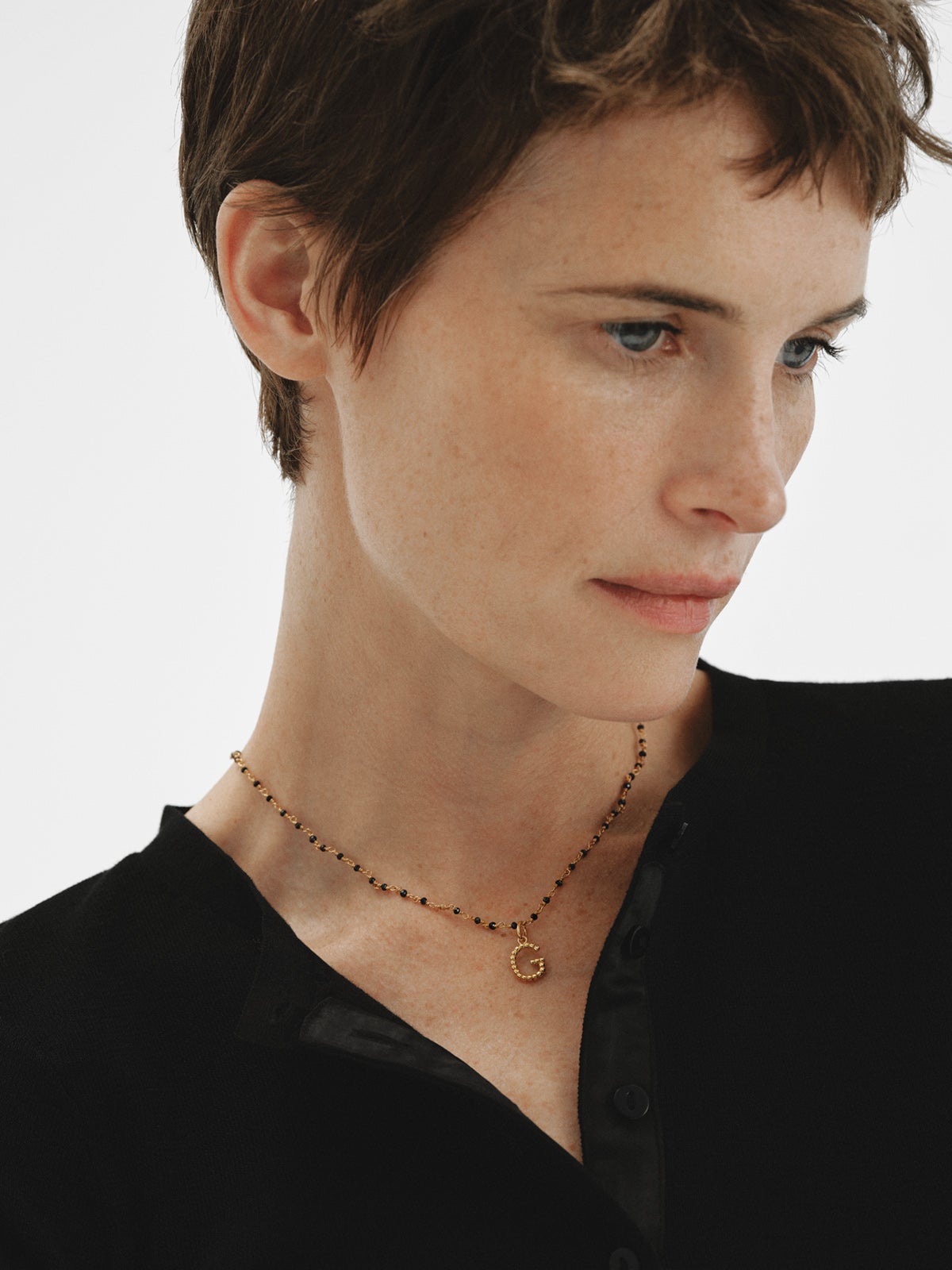 Charm de plata 925 bañada en oro amarillo de 18K con letra G y motivos de esferas