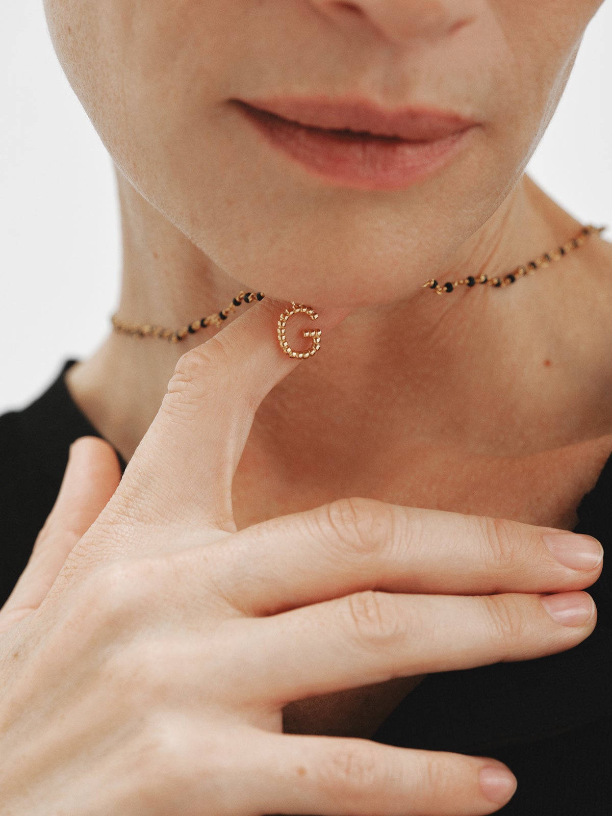 Charm de plata 925 bañada en oro amarillo de 18K con letra G y motivos de esferas