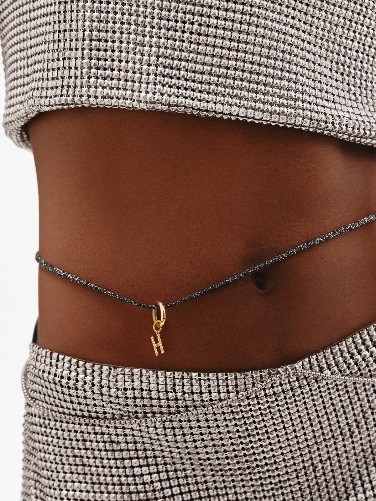 Charm de plata 925 bañada en oro amarillo de 18K con letra H y motivos de esferas