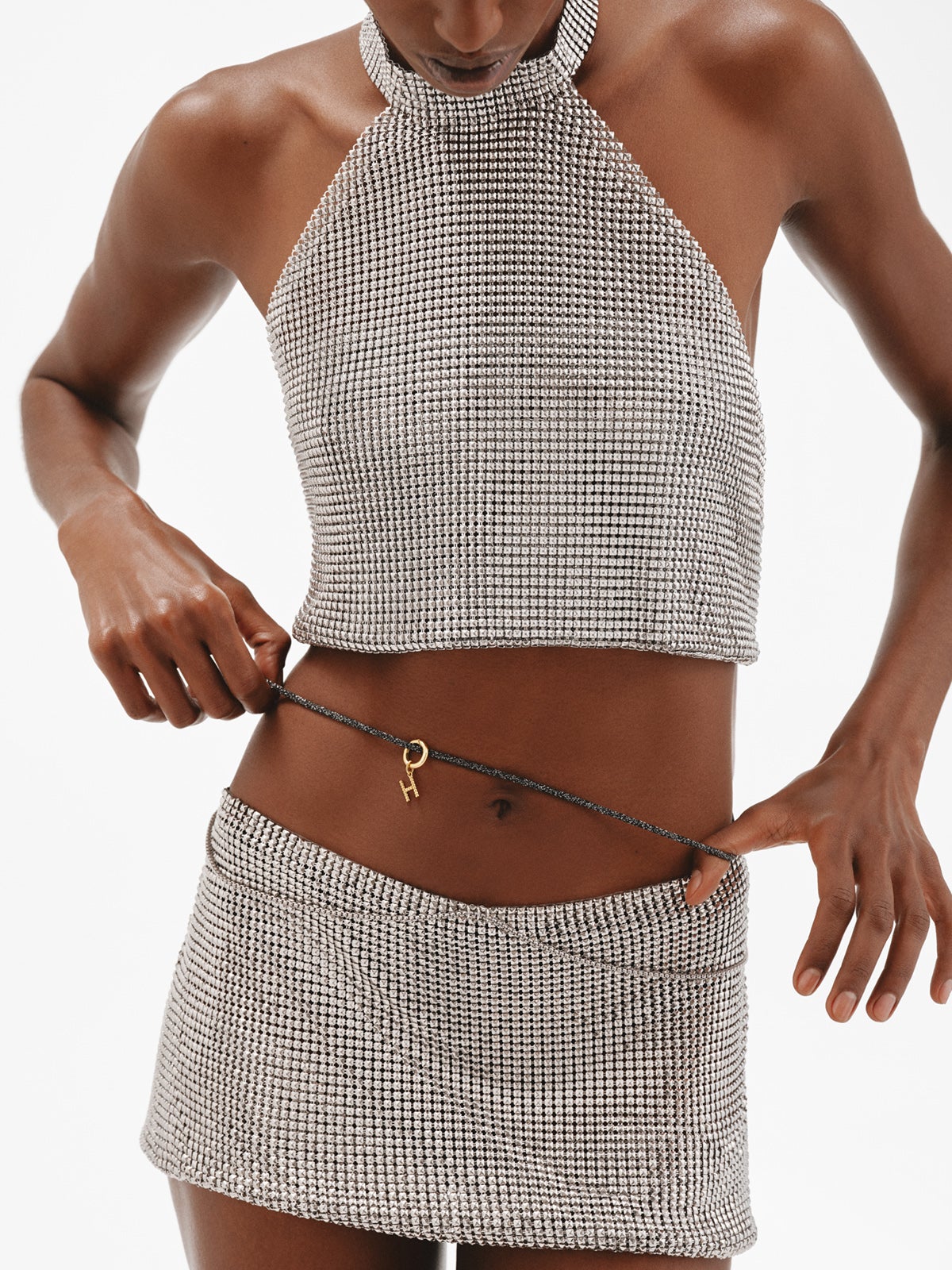 Charm de plata 925 bañada en oro amarillo de 18K con letra H y motivos de esferas