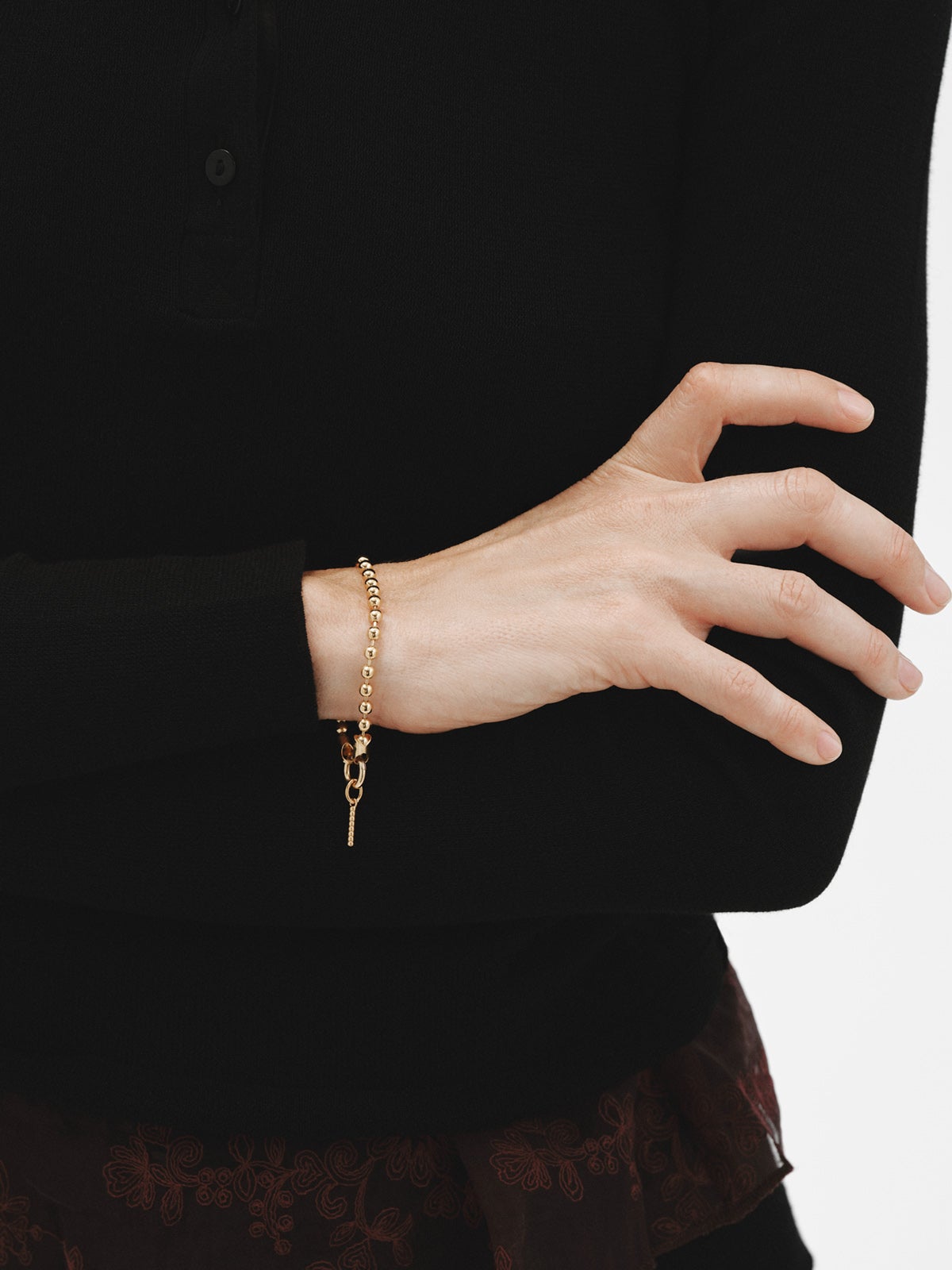 Charm de plata 925 bañada en oro amarillo de 18K con letra I y motivos de esferas