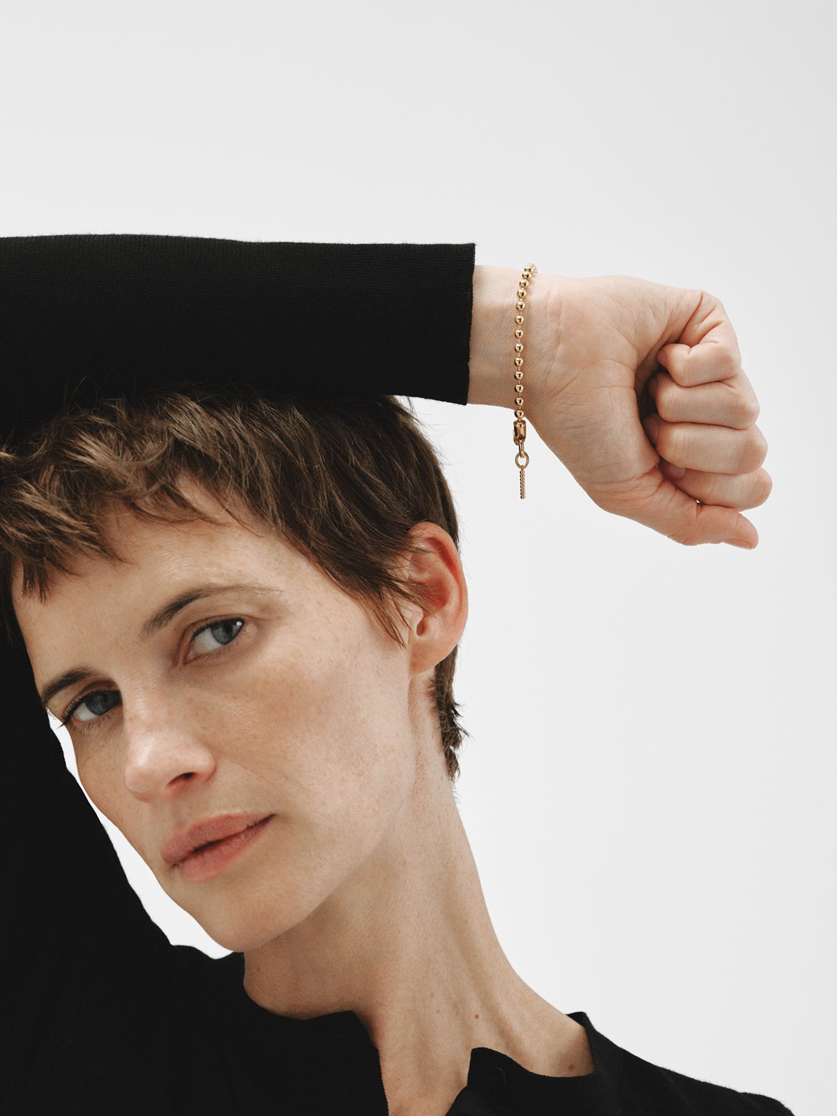 Charm de plata 925 bañada en oro amarillo de 18K con letra I y motivos de esferas