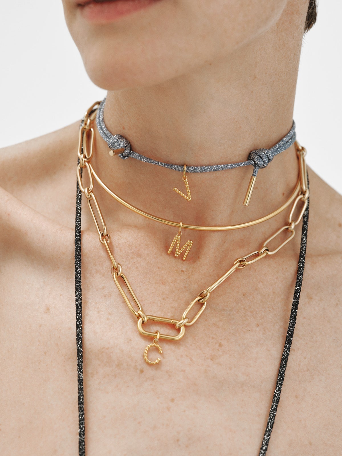 Charm de plata 925 bañada en oro amarillo de 18K con letra I y motivos de esferas