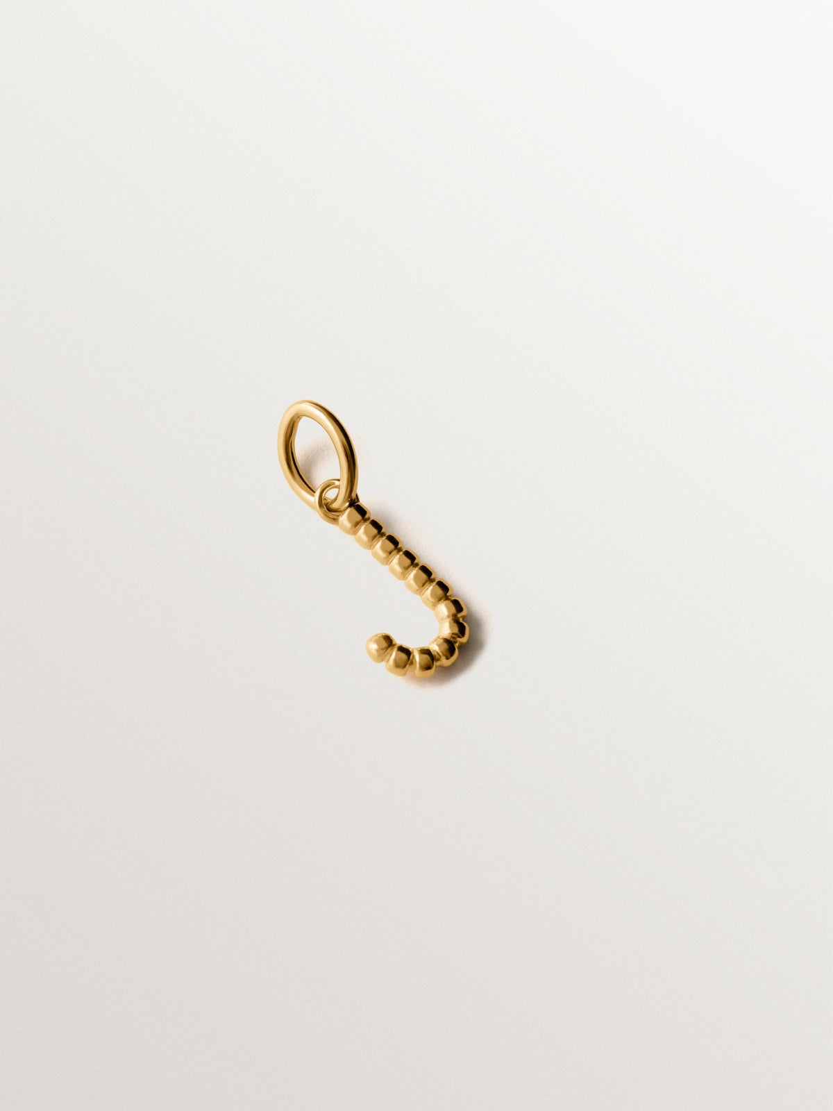 Charm de plata 925 bañada en oro amarillo de 18K con letra J y motivos de esferas