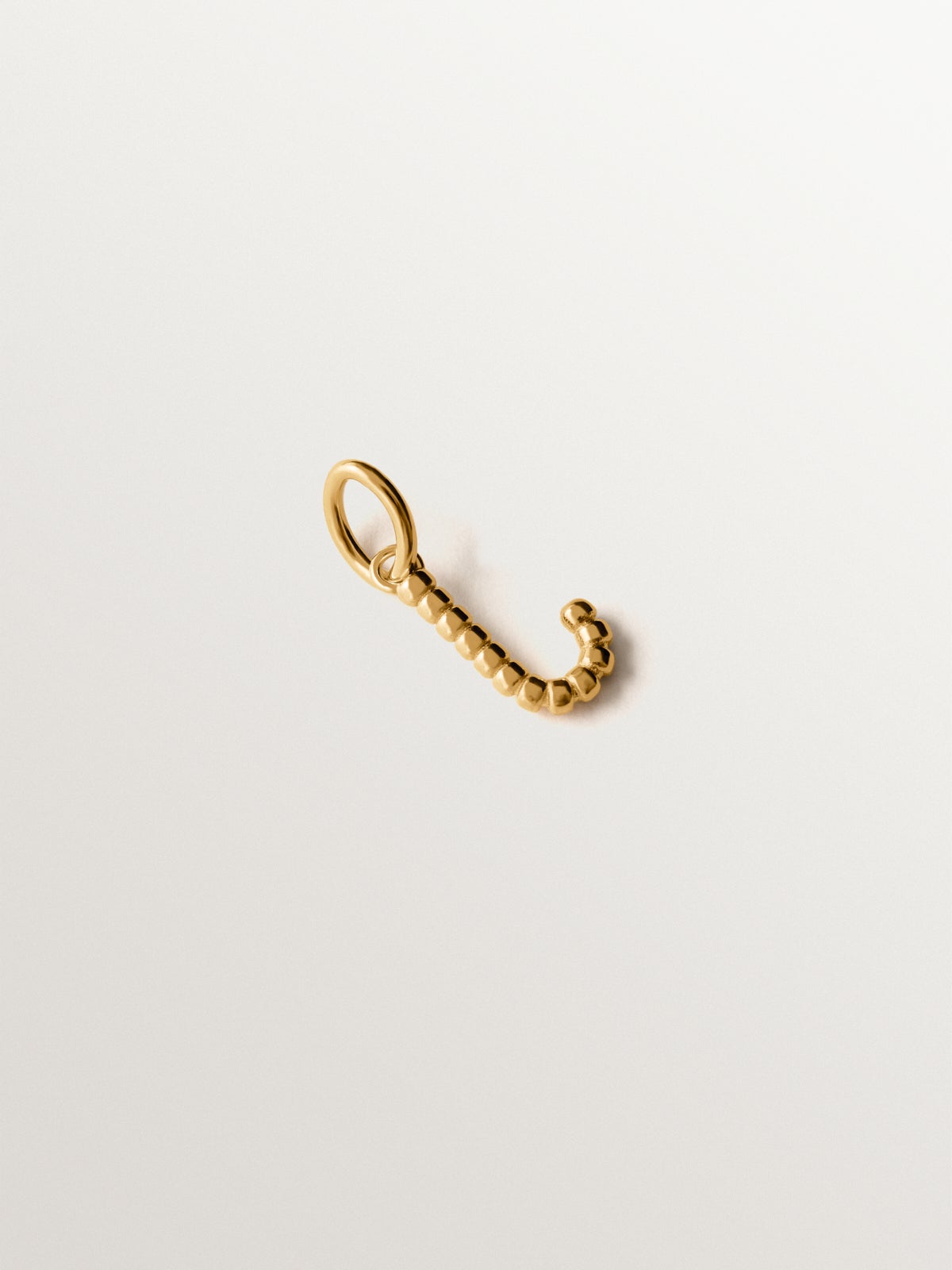 Charm de plata 925 bañada en oro amarillo de 18K con letra J y motivos de esferas