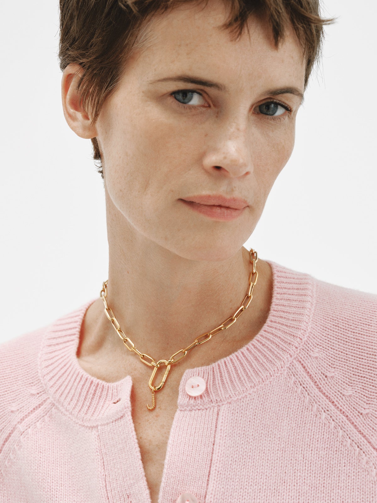 Charm de plata 925 bañada en oro amarillo de 18K con letra J y motivos de esferas